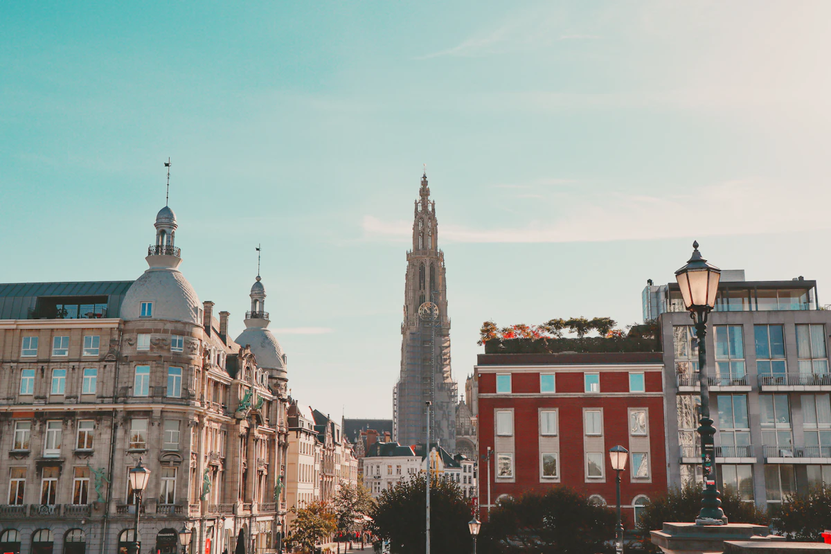 Vue d’Anvers avec ses bâtiments et une tour