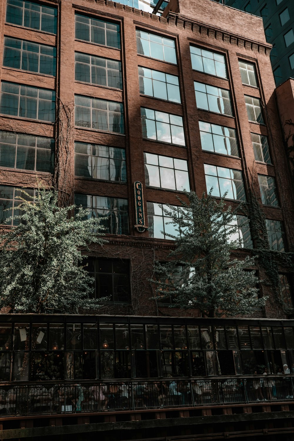 un bâtiment arboré devant lui