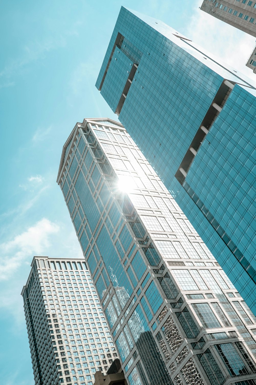 Una vista de ángulo bajo de un edificio