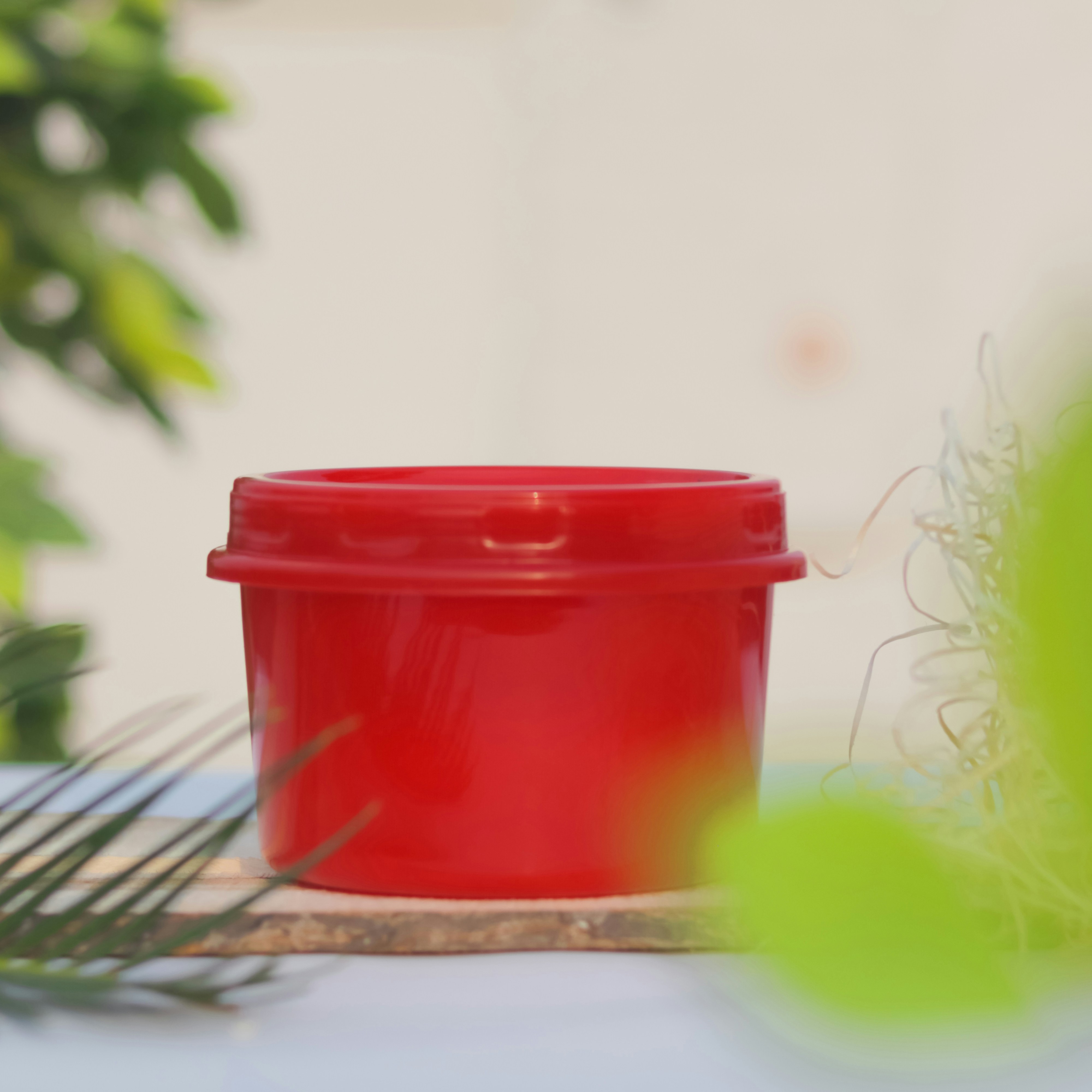eine rote Tasse auf einem Tisch