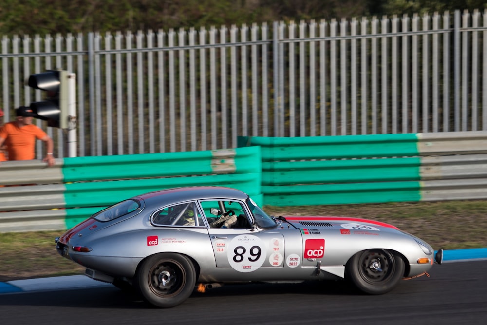 Une voiture de course sur une piste