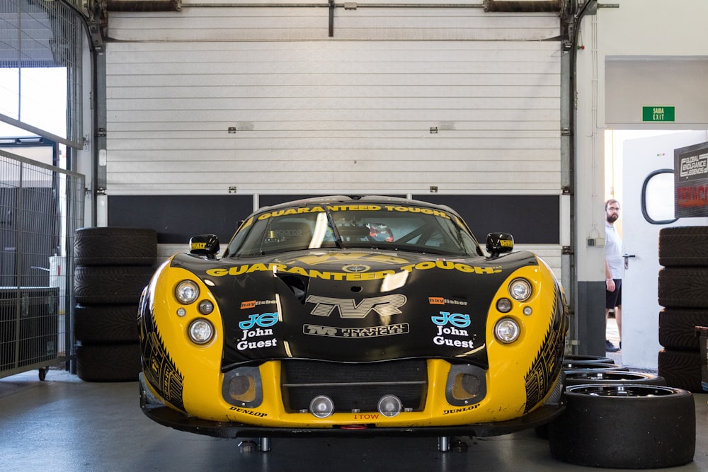 Un coche de carreras amarillo