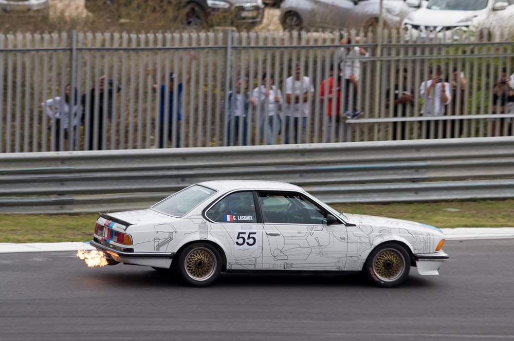 Un coche blanco en una pista de carreras