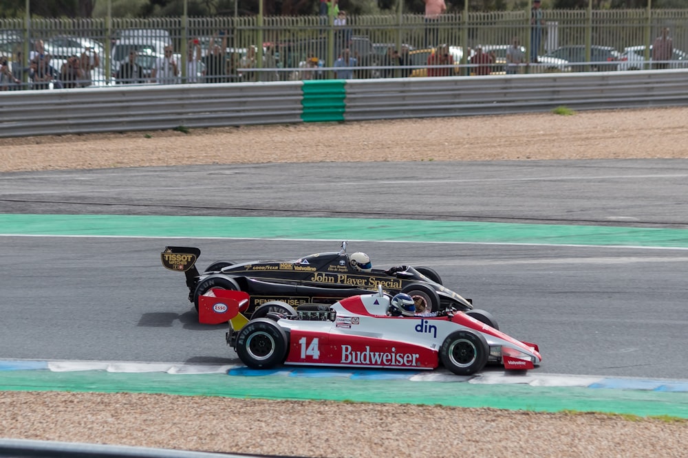 um carro de corrida em uma pista