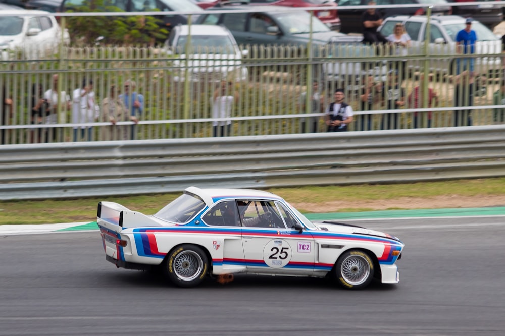 Un coche de carreras en una pista