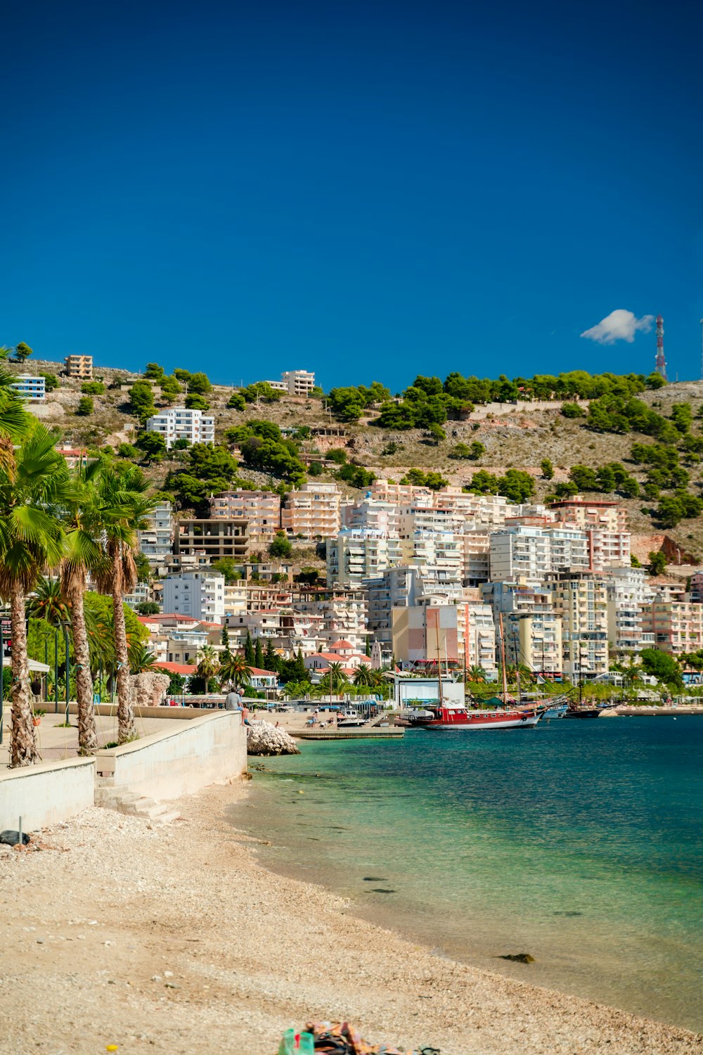 una spiaggia con una città dall'altra parte