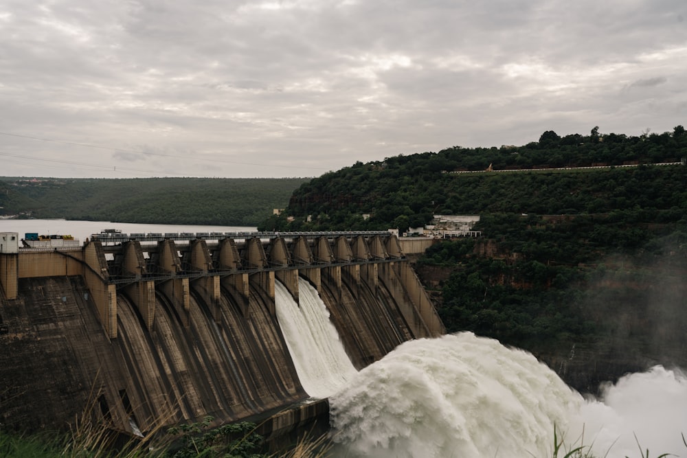 uma barragem com uma cachoeira