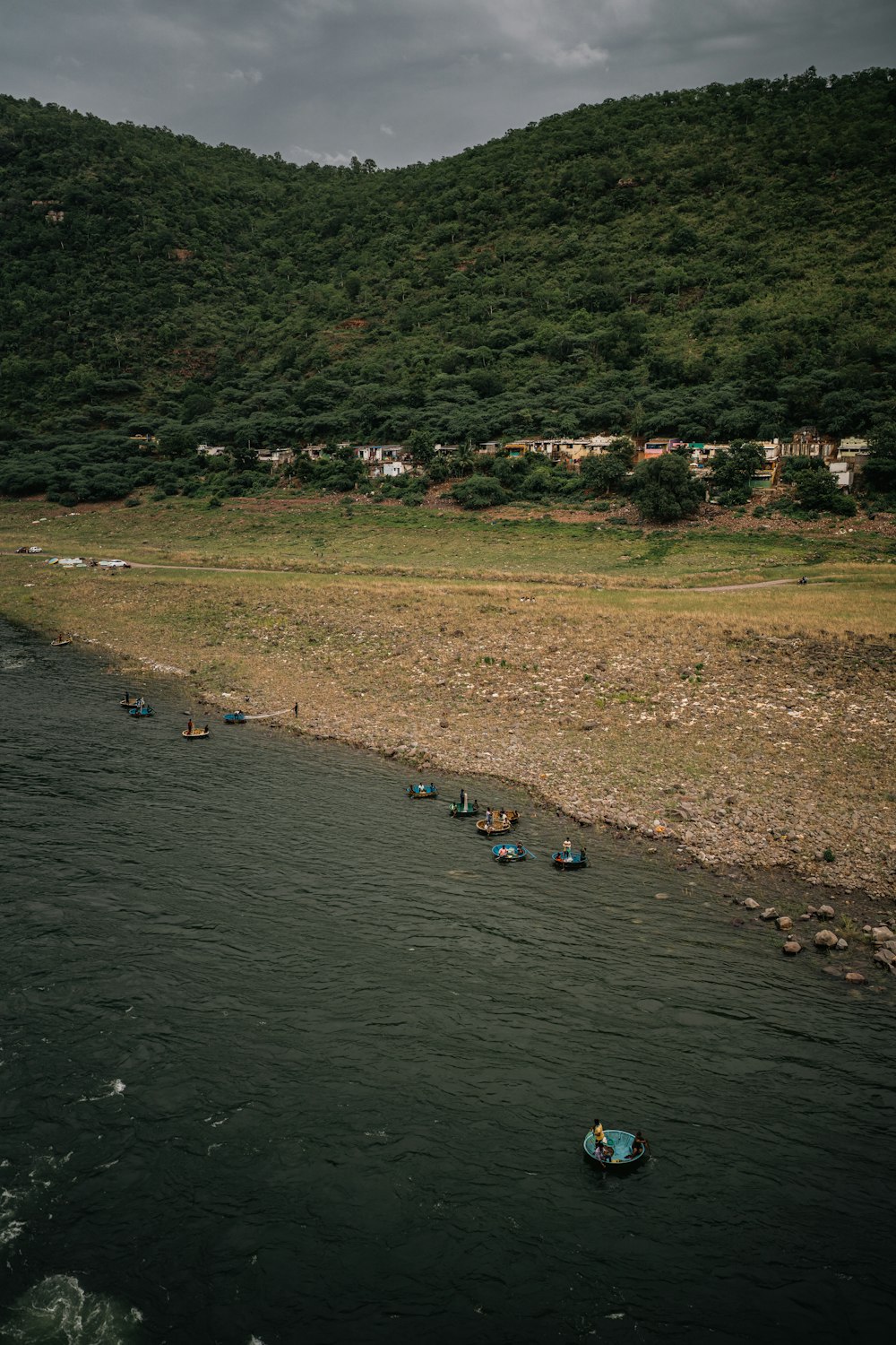 um grupo de barcos em um rio