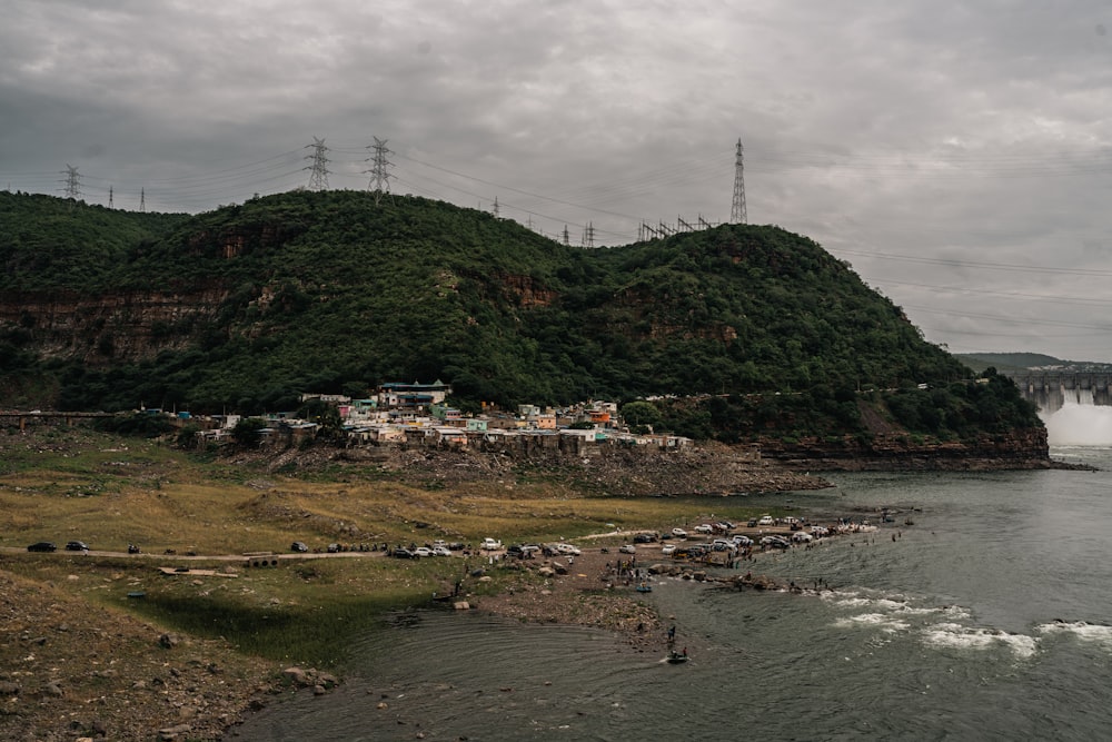 uma colina com uma cidade sobre ela