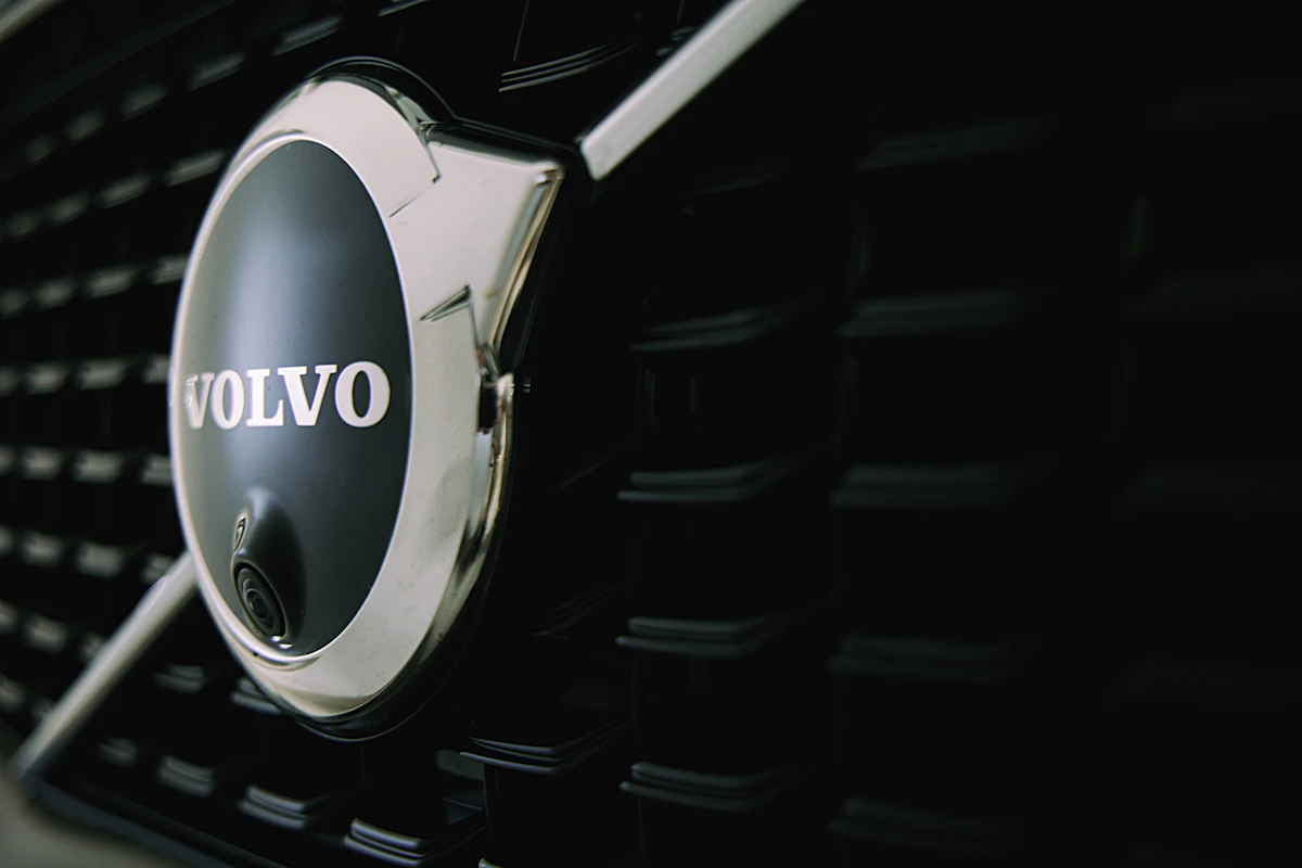 Logo Volvo na przedniej części samochodu w muzeum marki w Göteborgu
