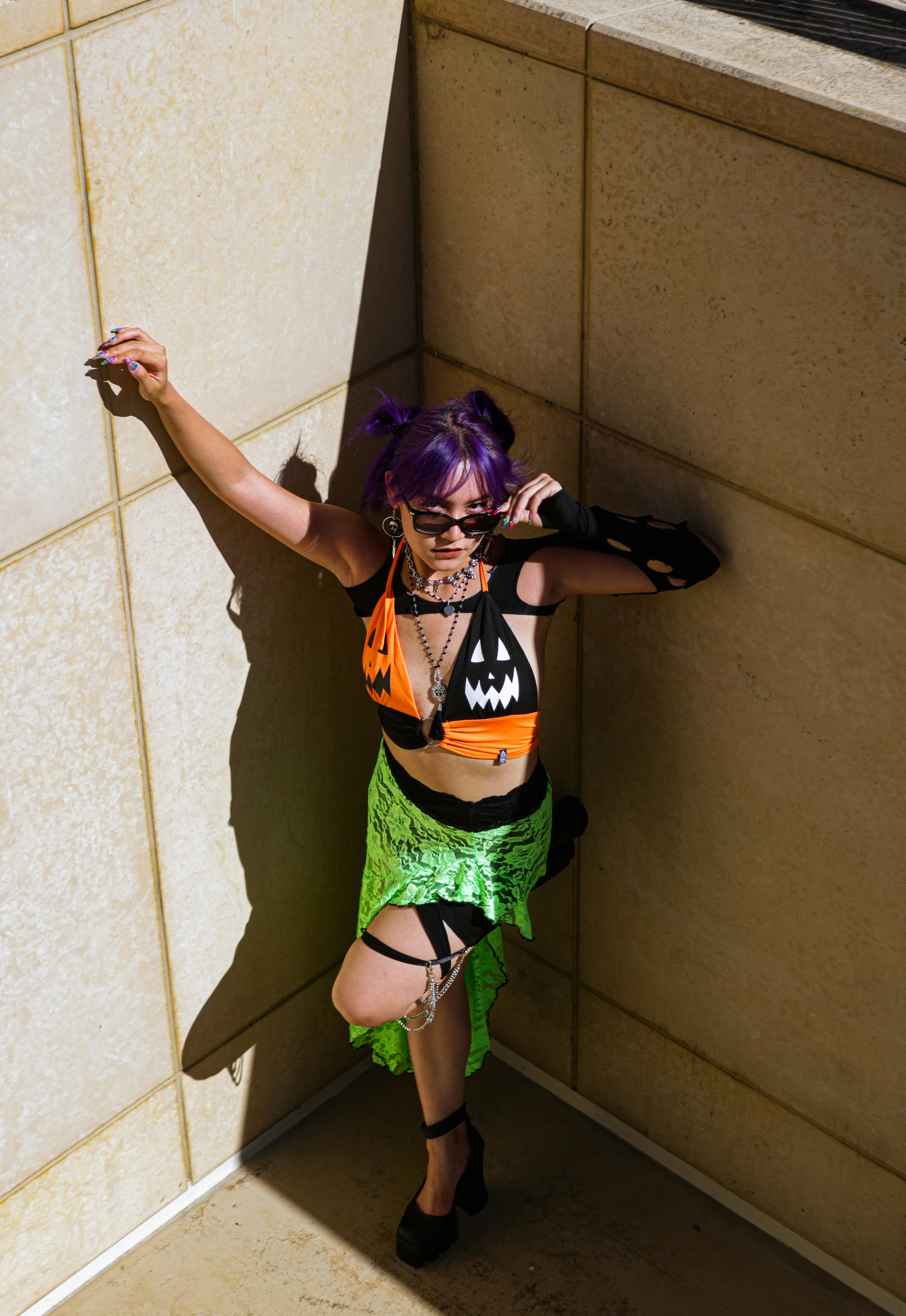 uma pessoa em uma peça de vestuário