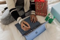 Personne utilisant un ordinateur portable pour consulter des opportunites en ligne