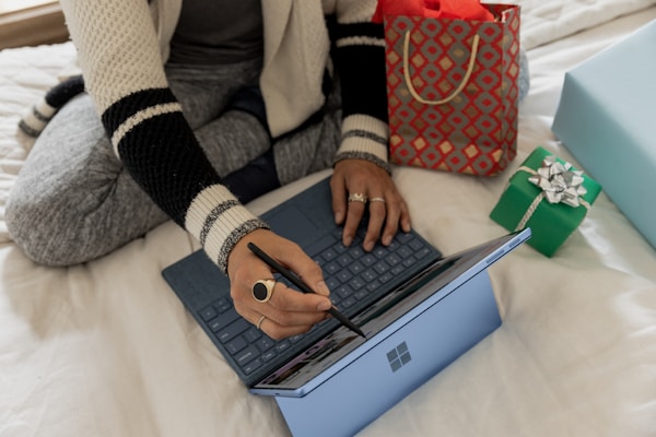 Professionnel utilisant un outil digital sur son ordinateur