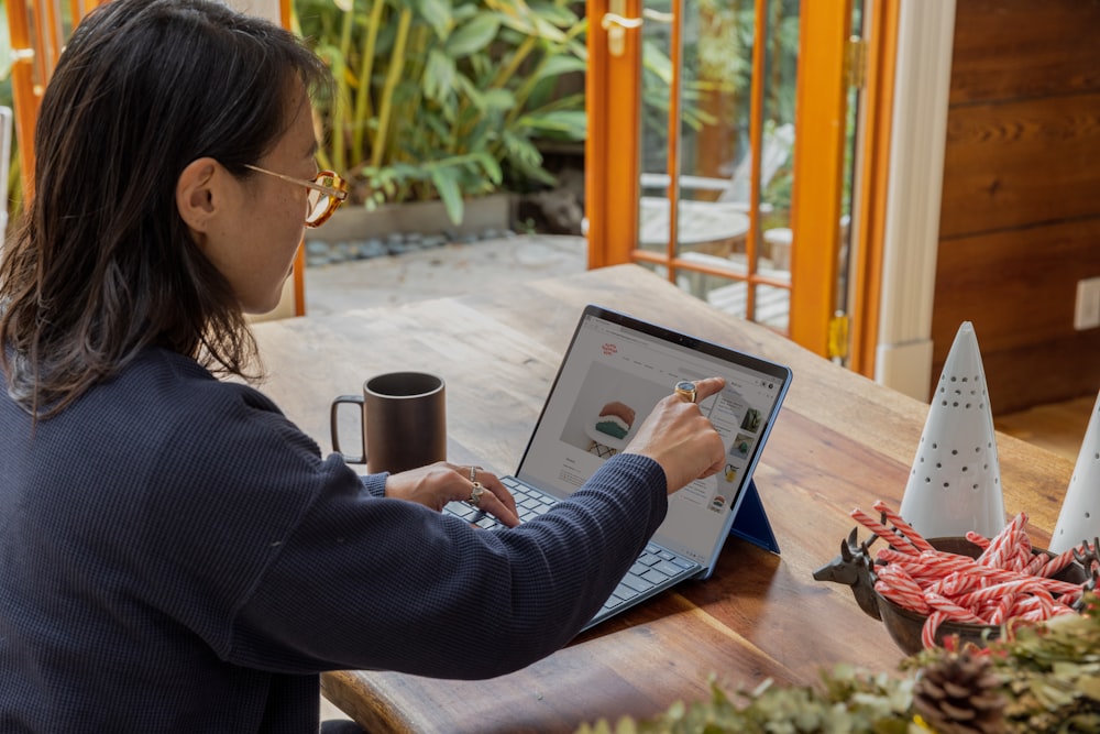 una mujer usando una computadora portátil