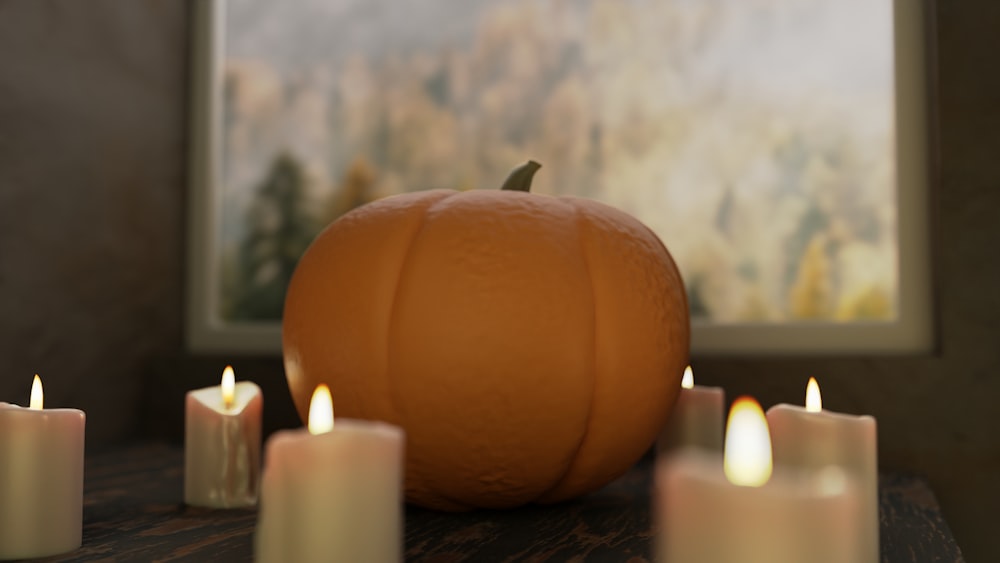 una calabaza con velas delante