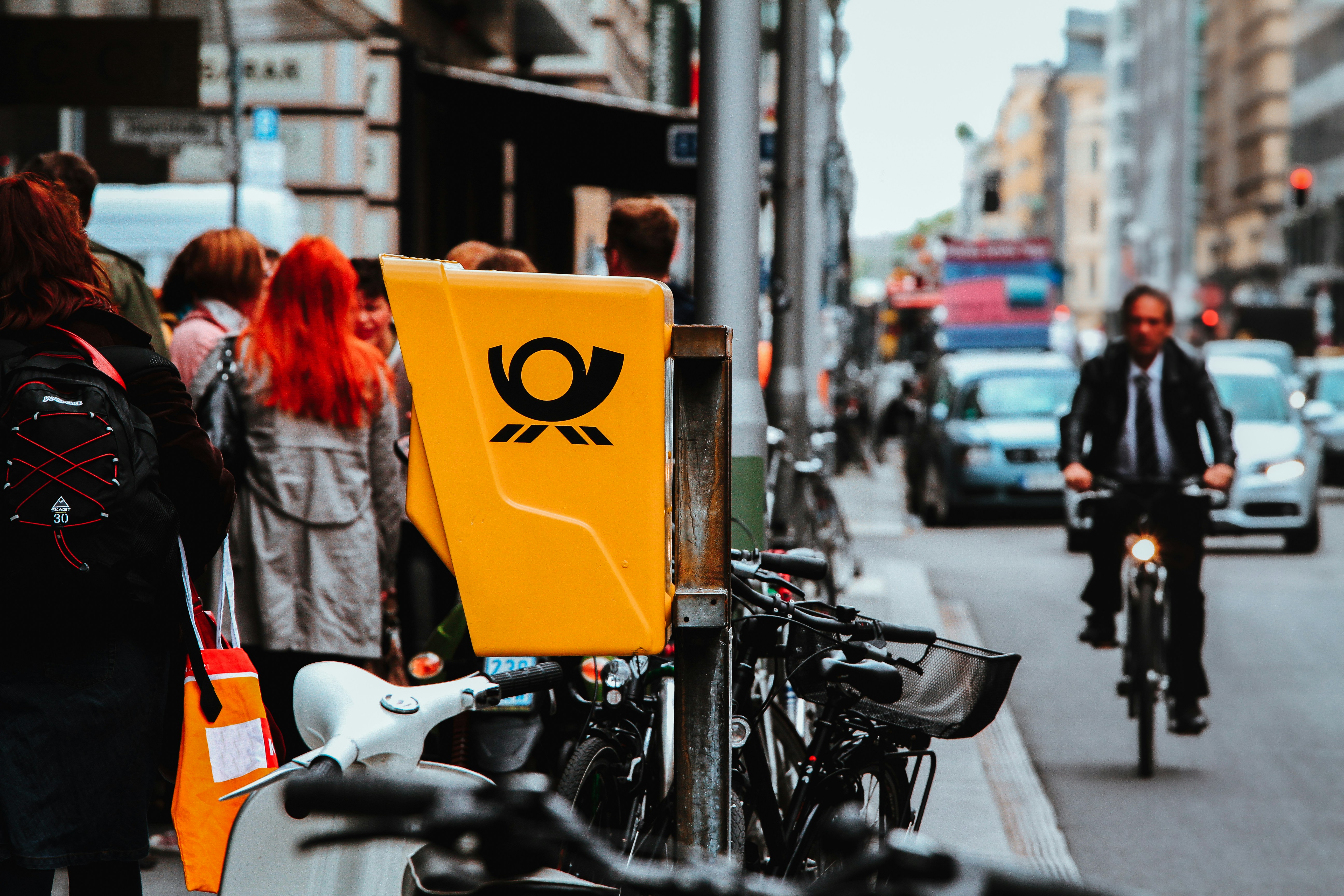 Una persona montando una bicicleta junto a un letrero