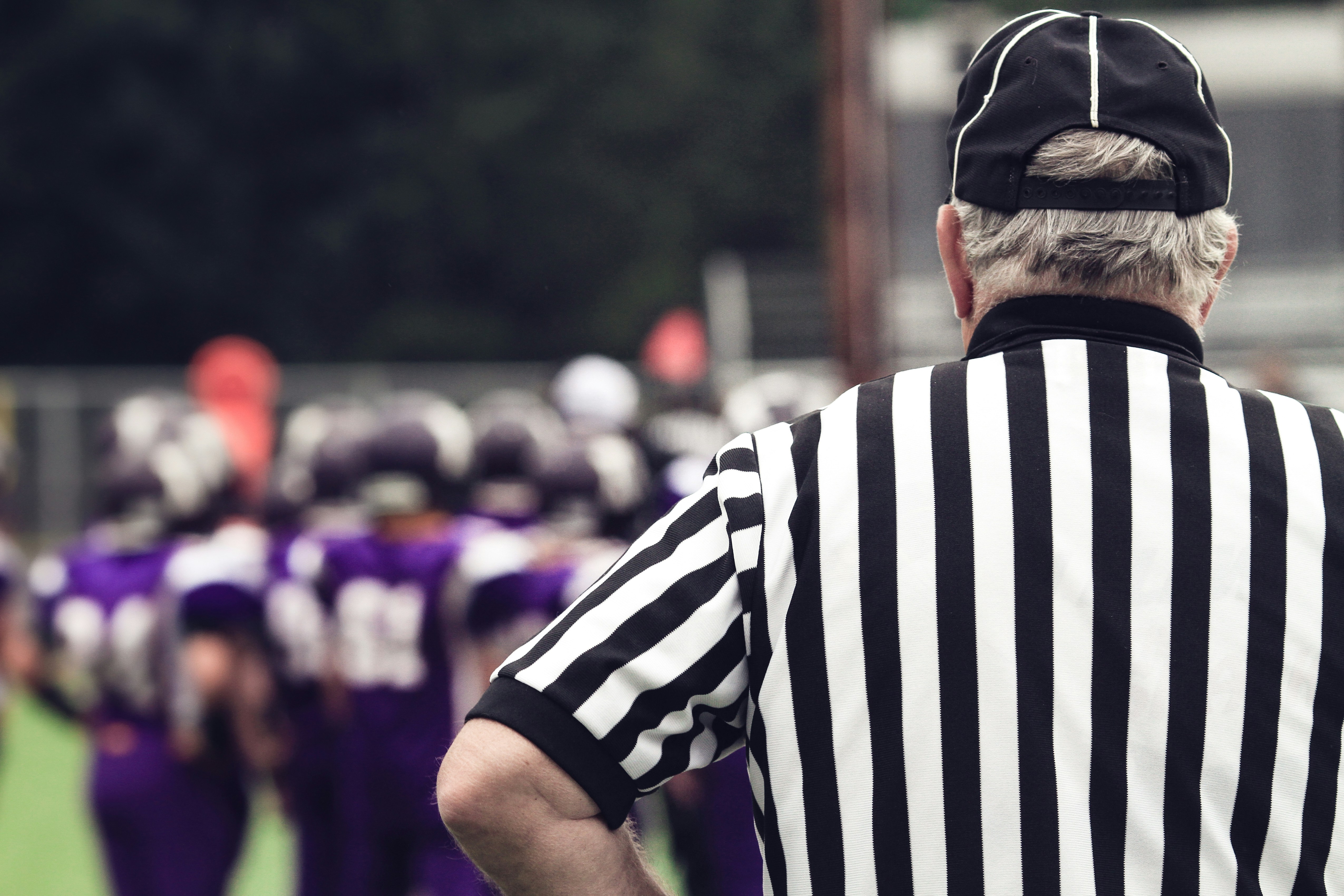 Entrenador dando indicaciones desde la banda en pleno partido
