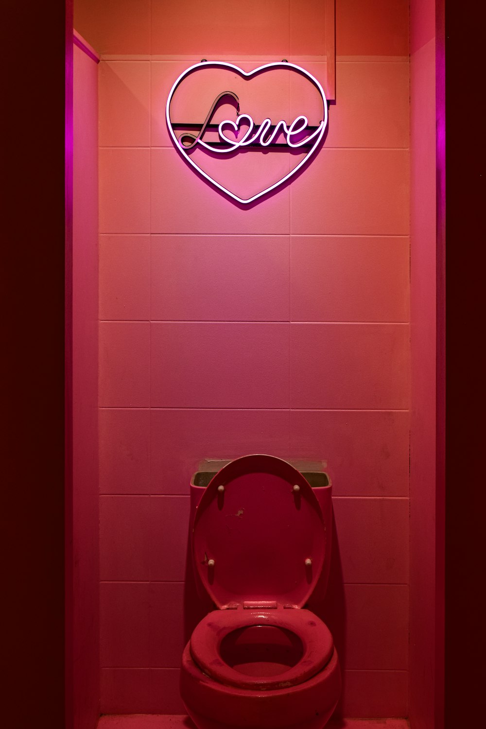 eine Toilette mit einem Schild darüber