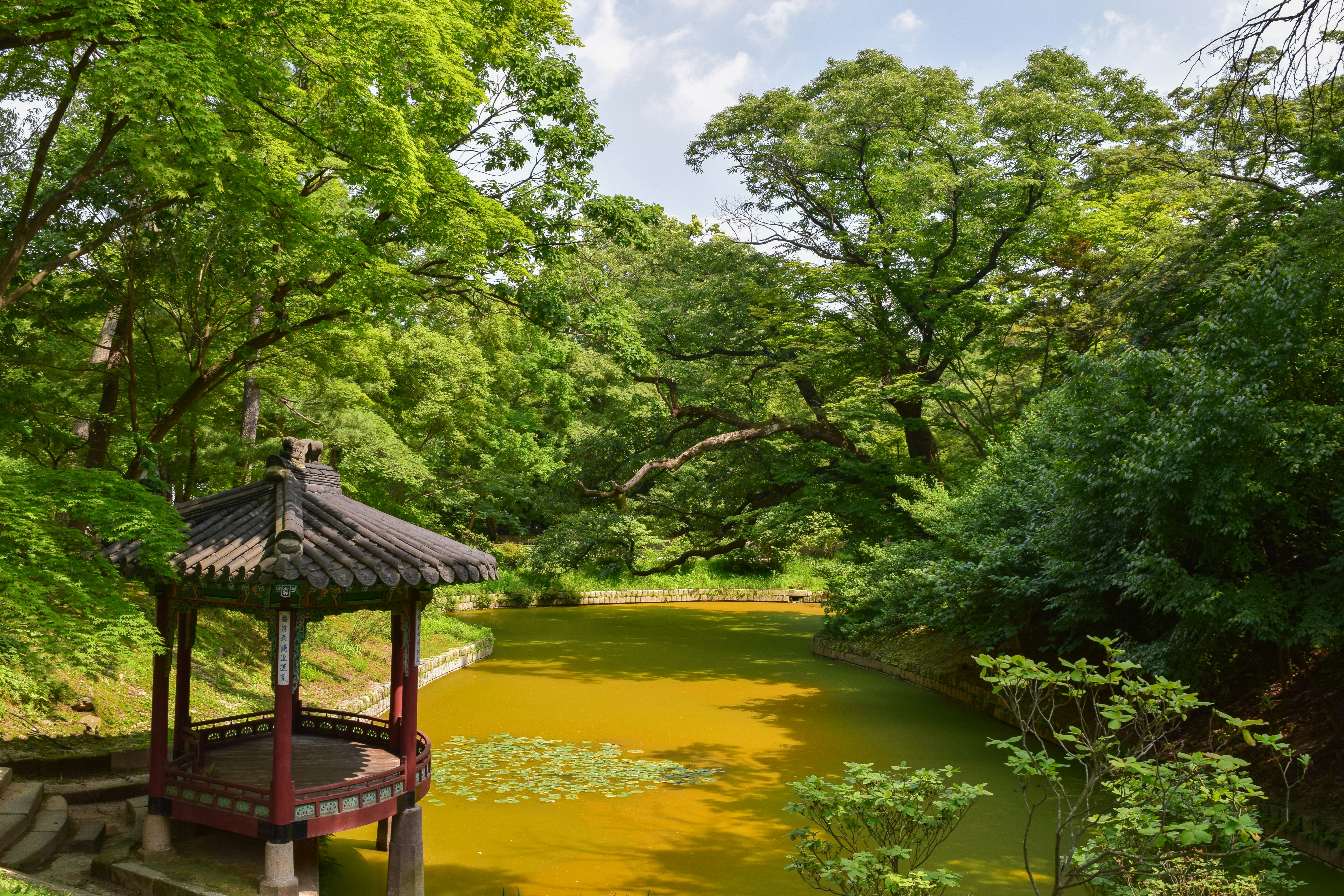 Un tempio rosso nel giardino segreto del palazzo di Changdeokgung