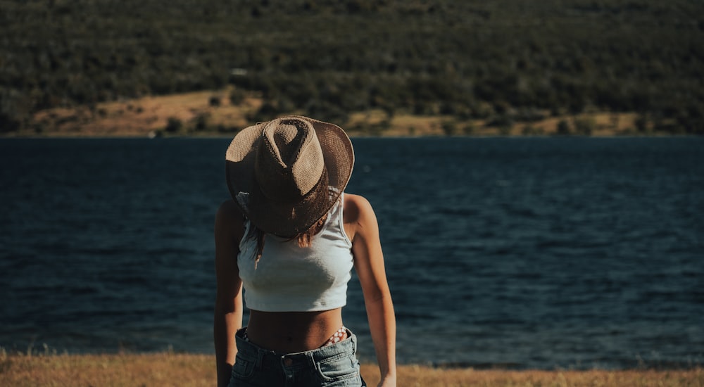 una persona che indossa un cappello