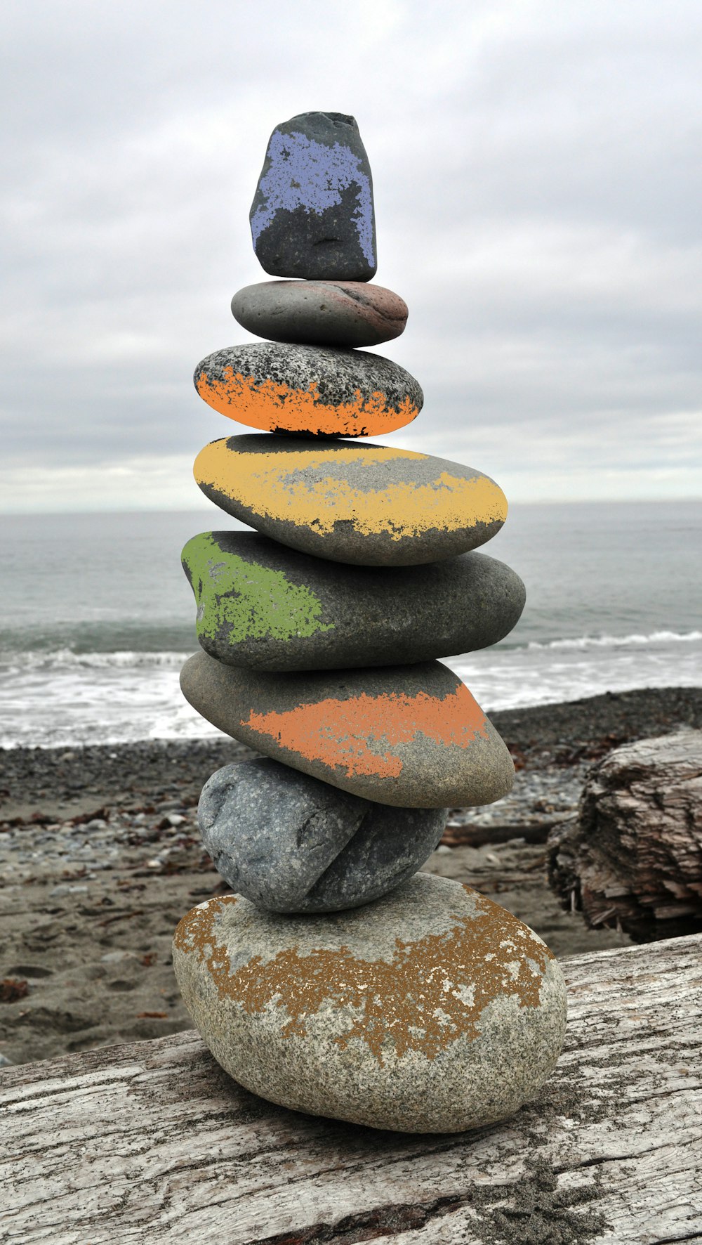 Un mucchio di rocce su una spiaggia