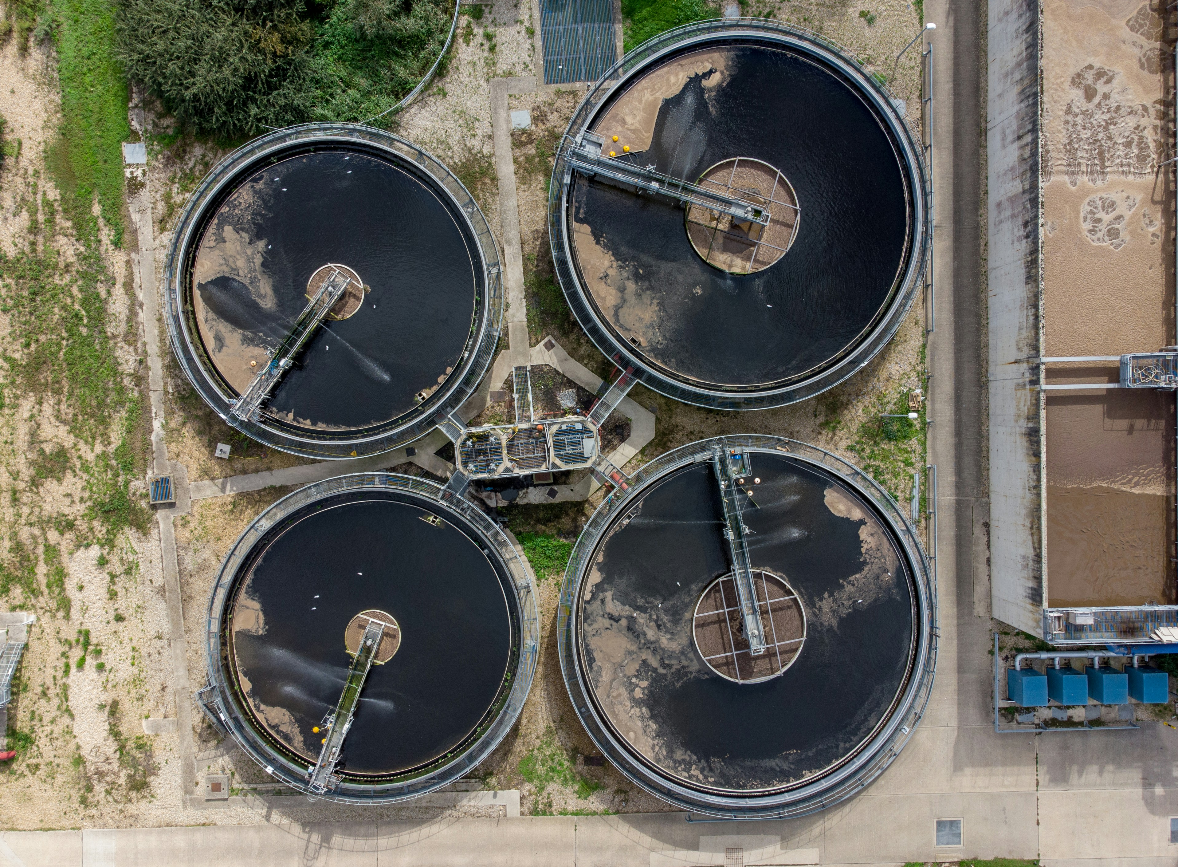 Quatre clarificateurs circulaires vus du ciel