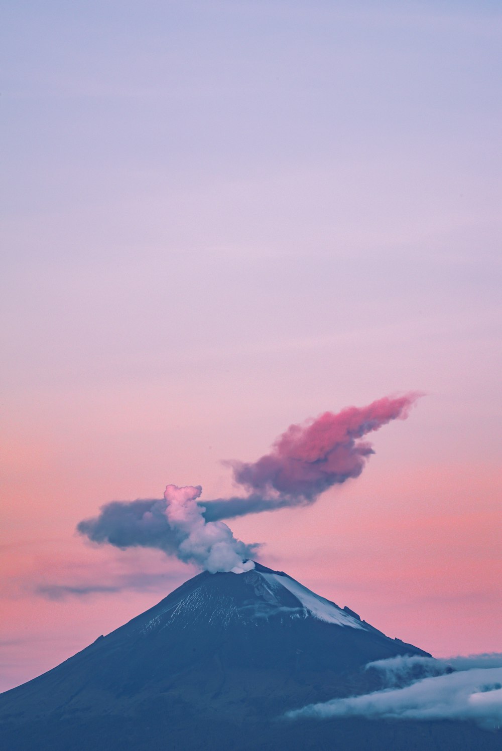 una montaña con humo saliendo de ella