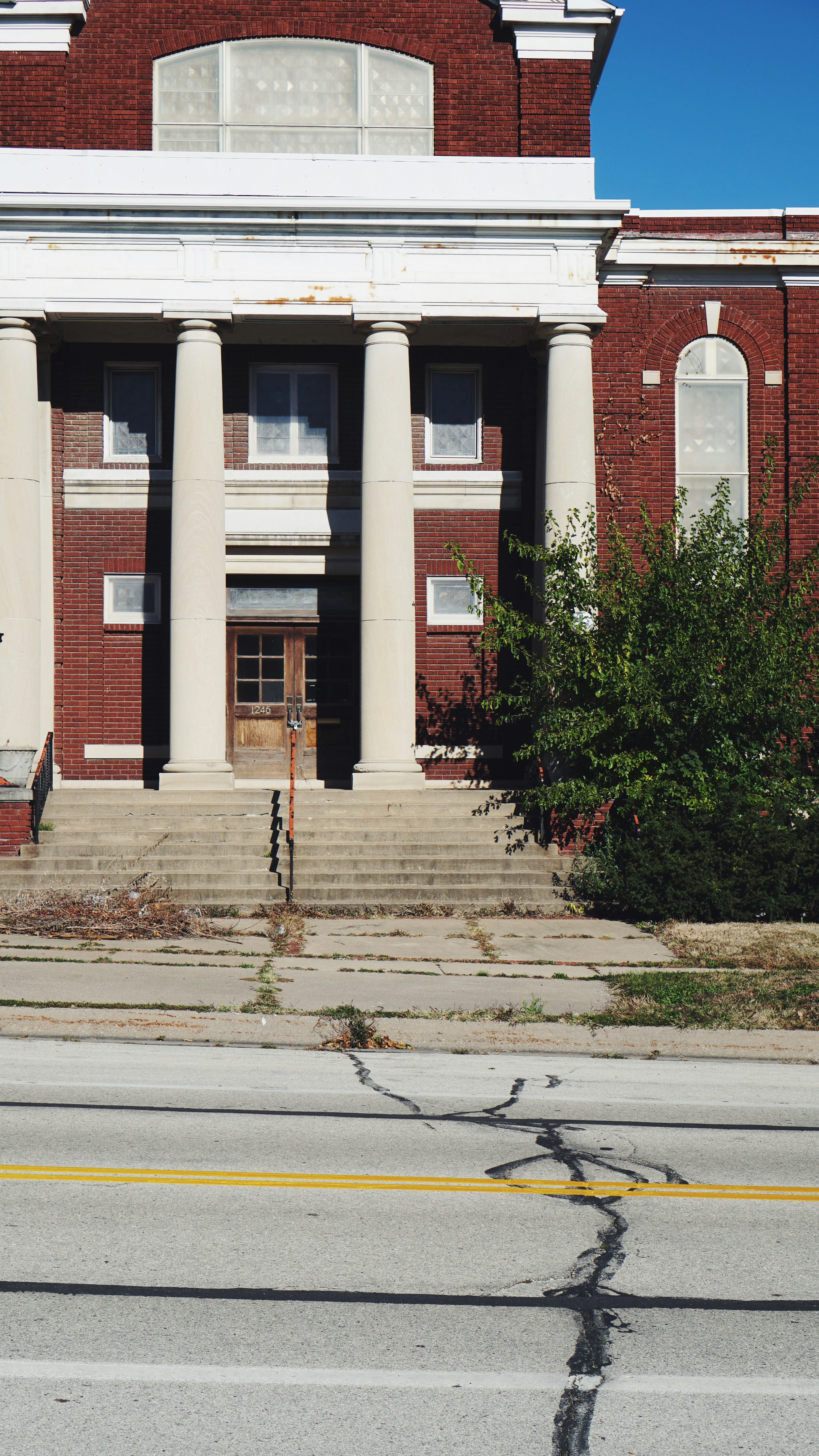 a building with pillars