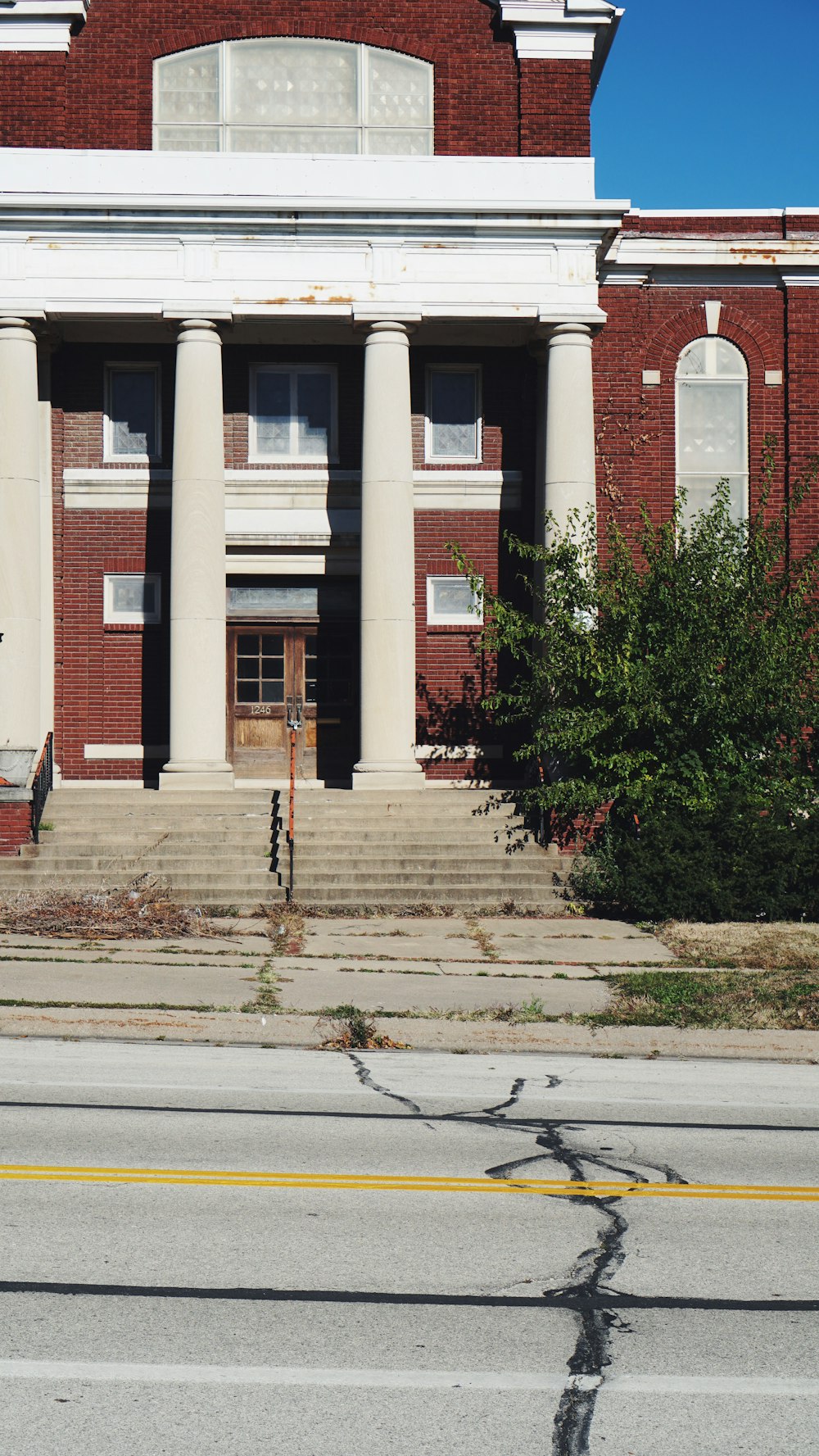 a building with pillars