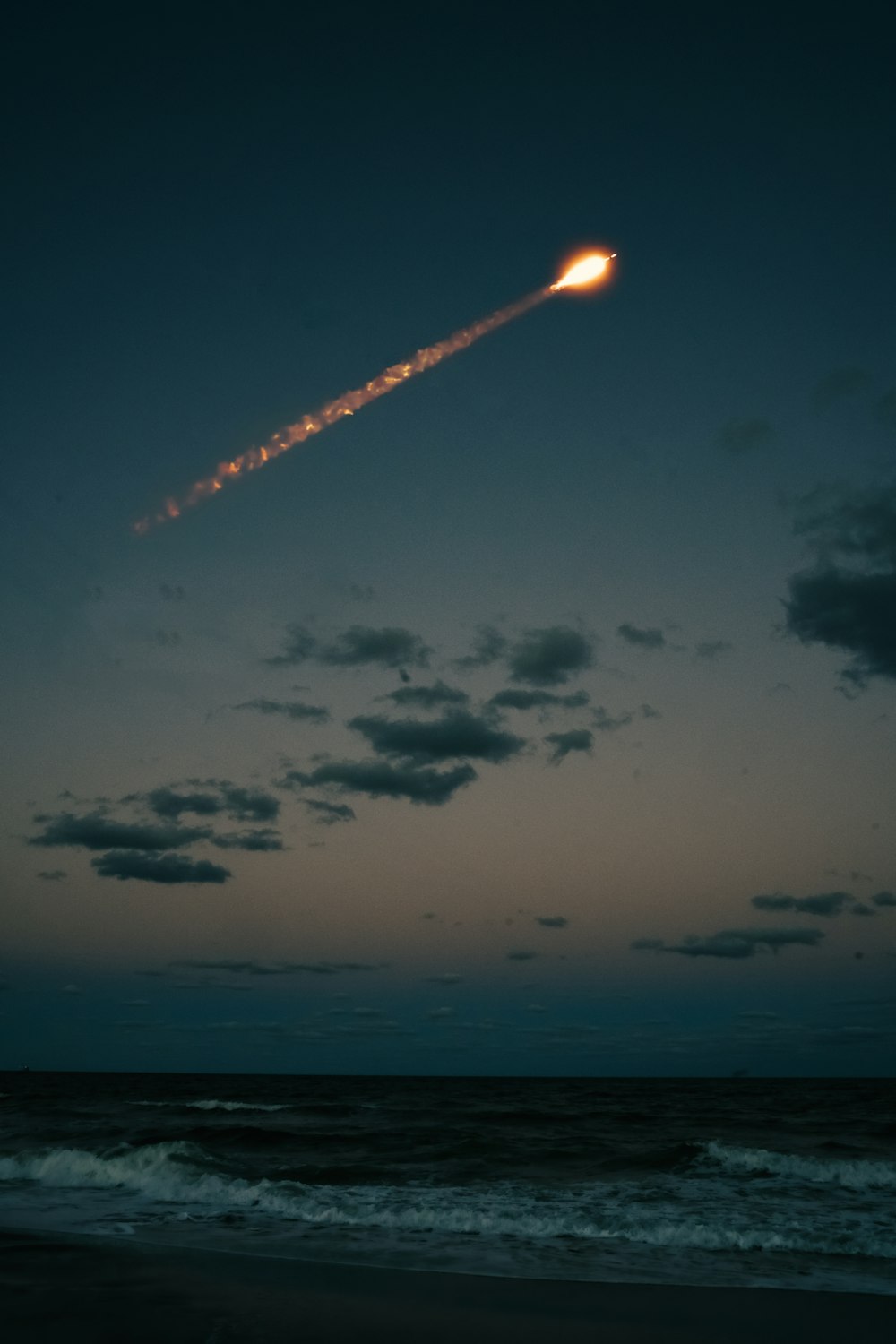 海の上を飛ぶロケット