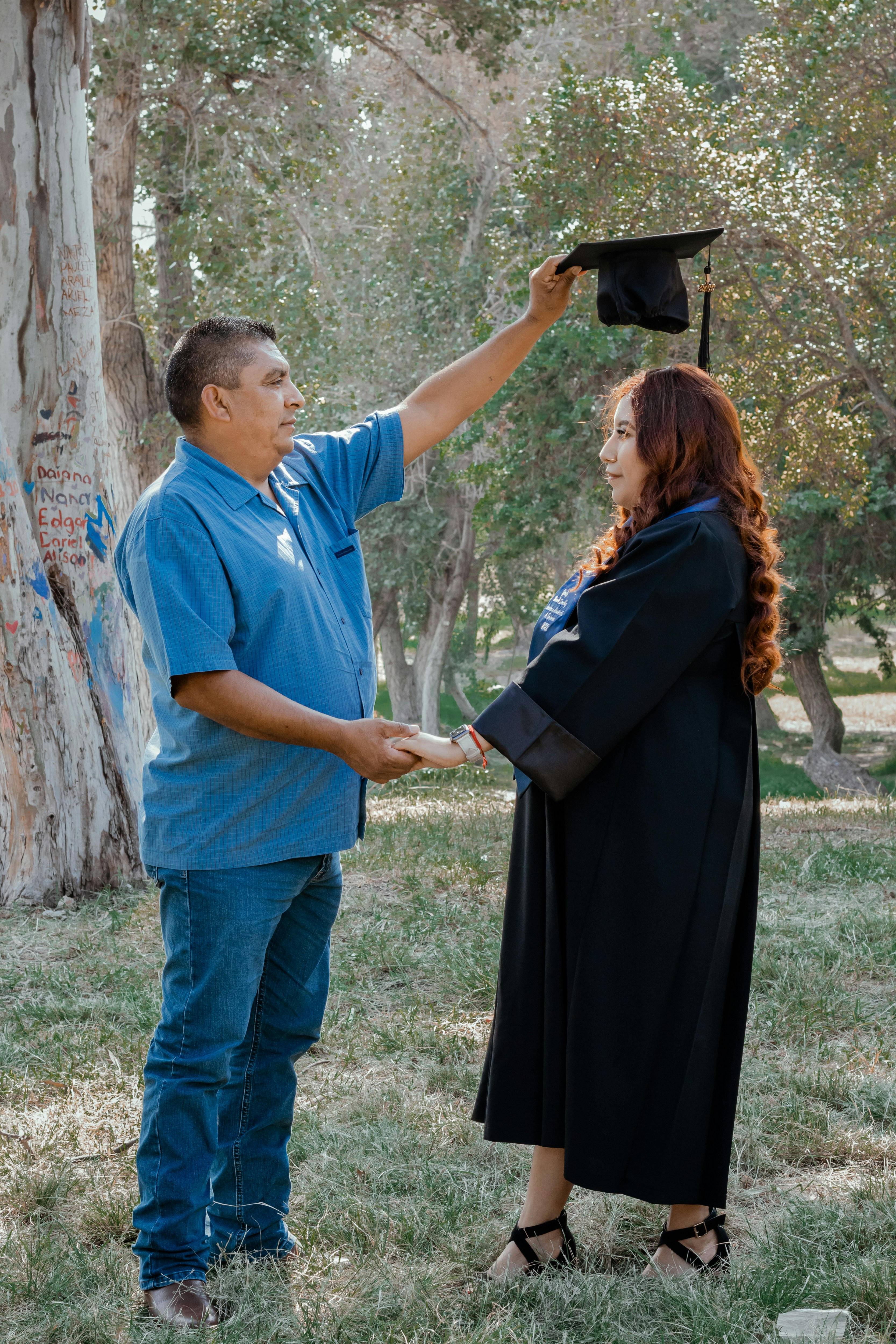 Un hombre y una mujer tomados de la mano