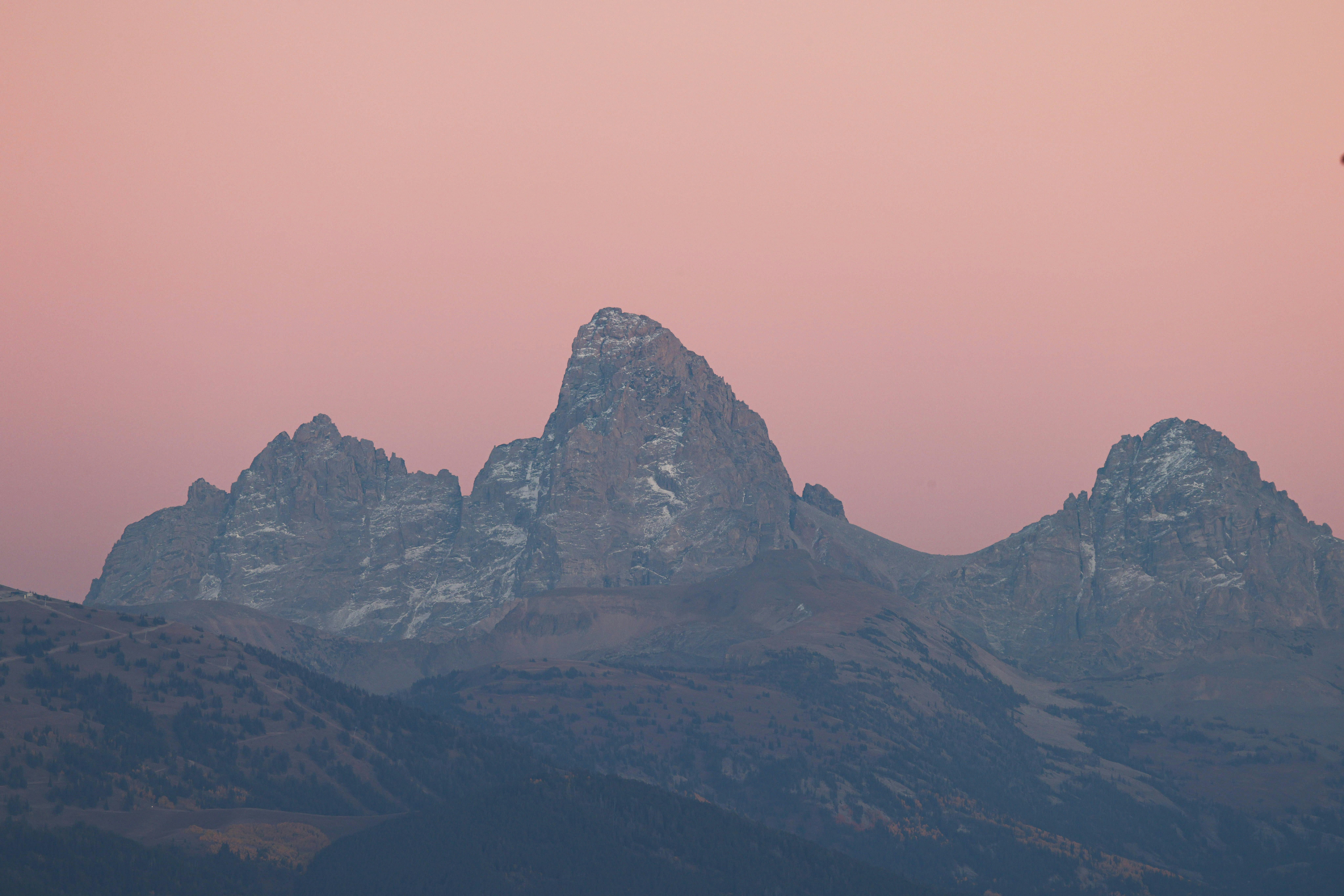 A mountain range with a pink sky photo – Free Building Image on Unsplash