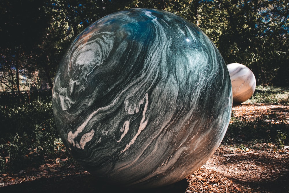 una grande roccia con una faccia scolpita in essa