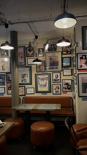 A cozy café interior featuring a variety of stylish stools and benches from banquepartesin.