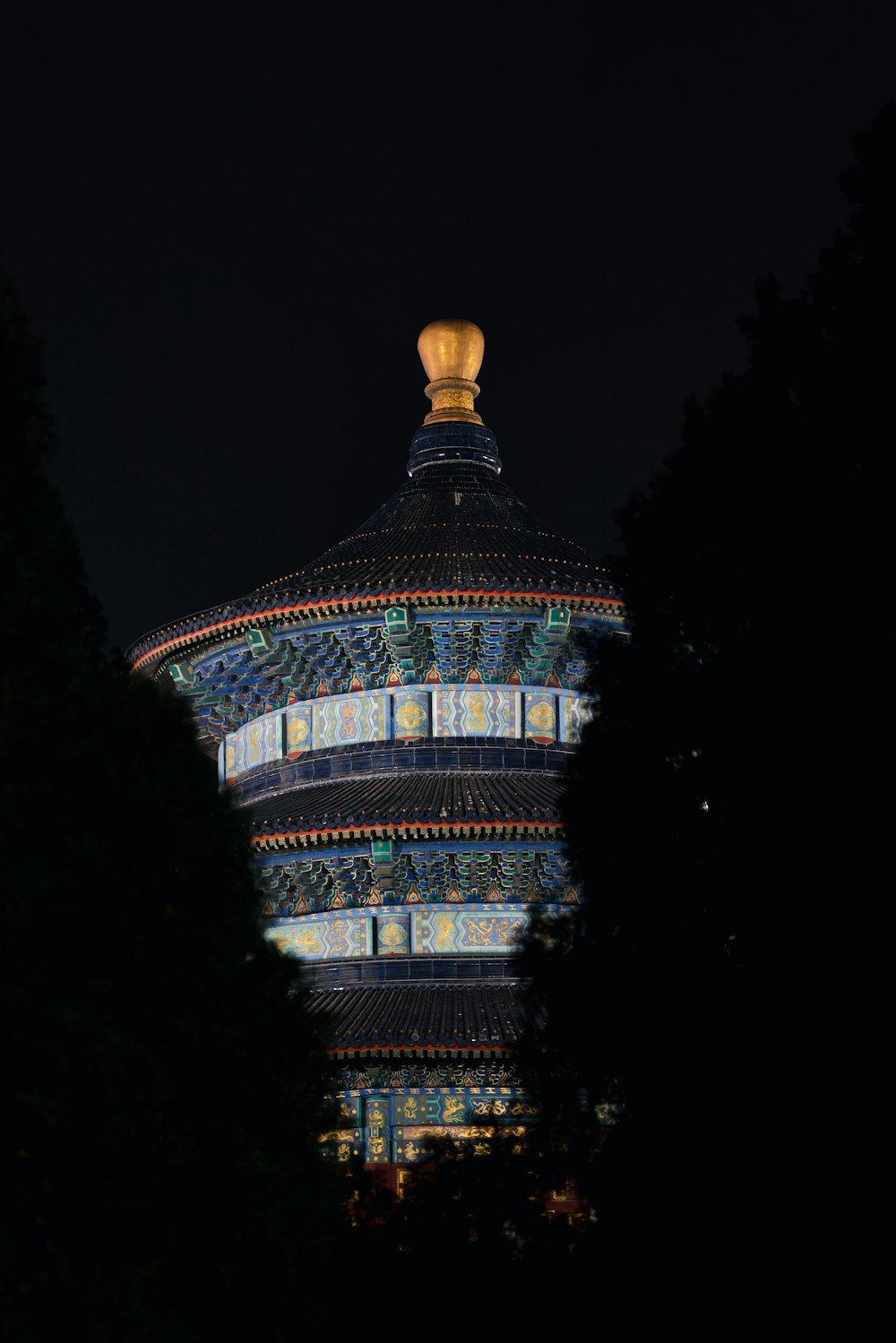 un edificio con un tetto a cupola