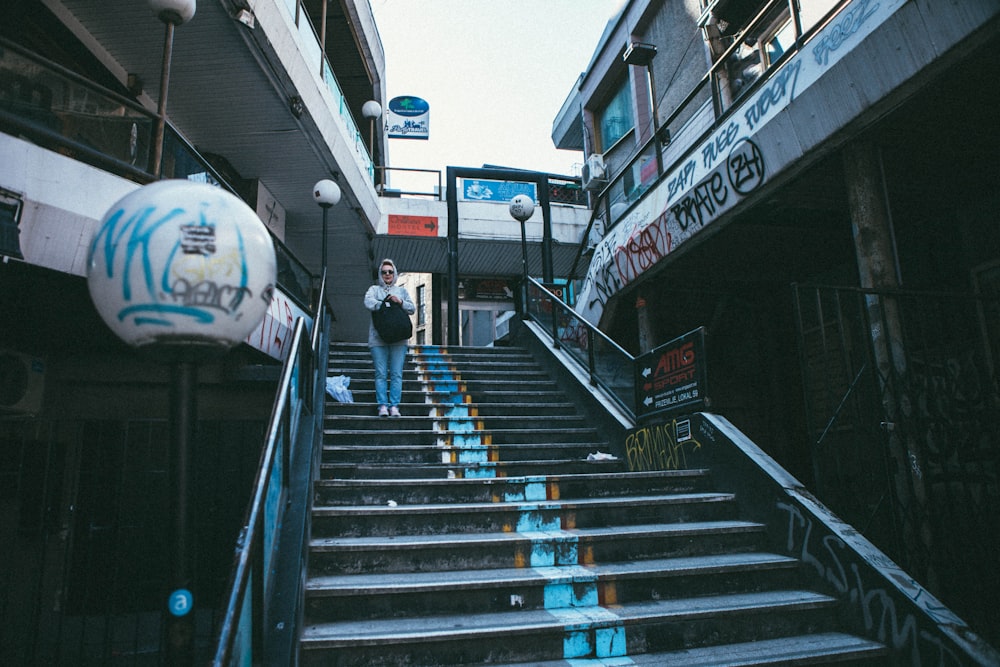 Ein Mann steht auf einer Treppe