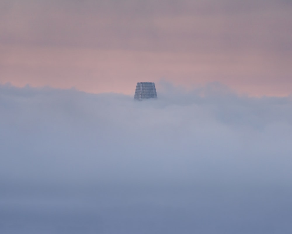 Un edificio nel mezzo di un paesaggio nebbioso