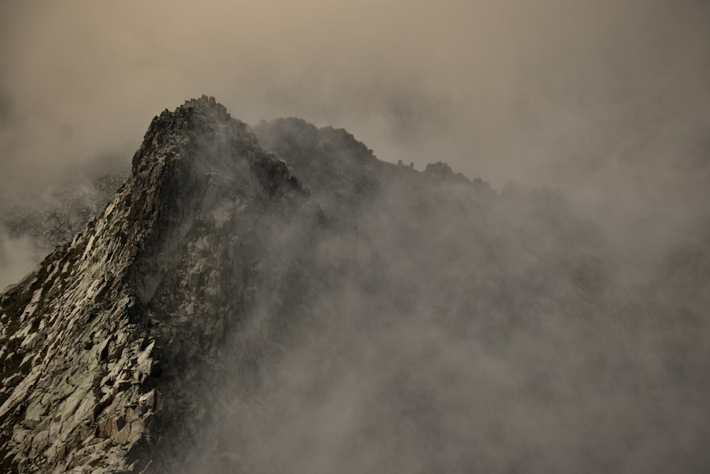 ein Berg mit Wolken drum herum