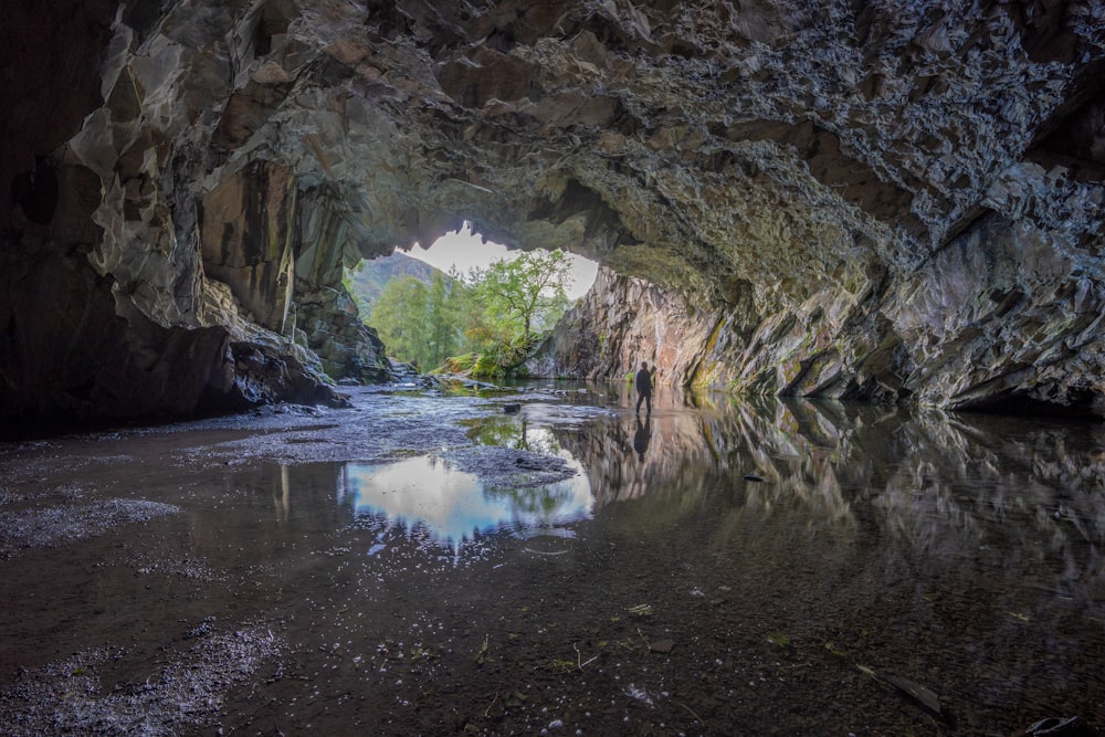 Eine Höhle mit einem Fluss darin