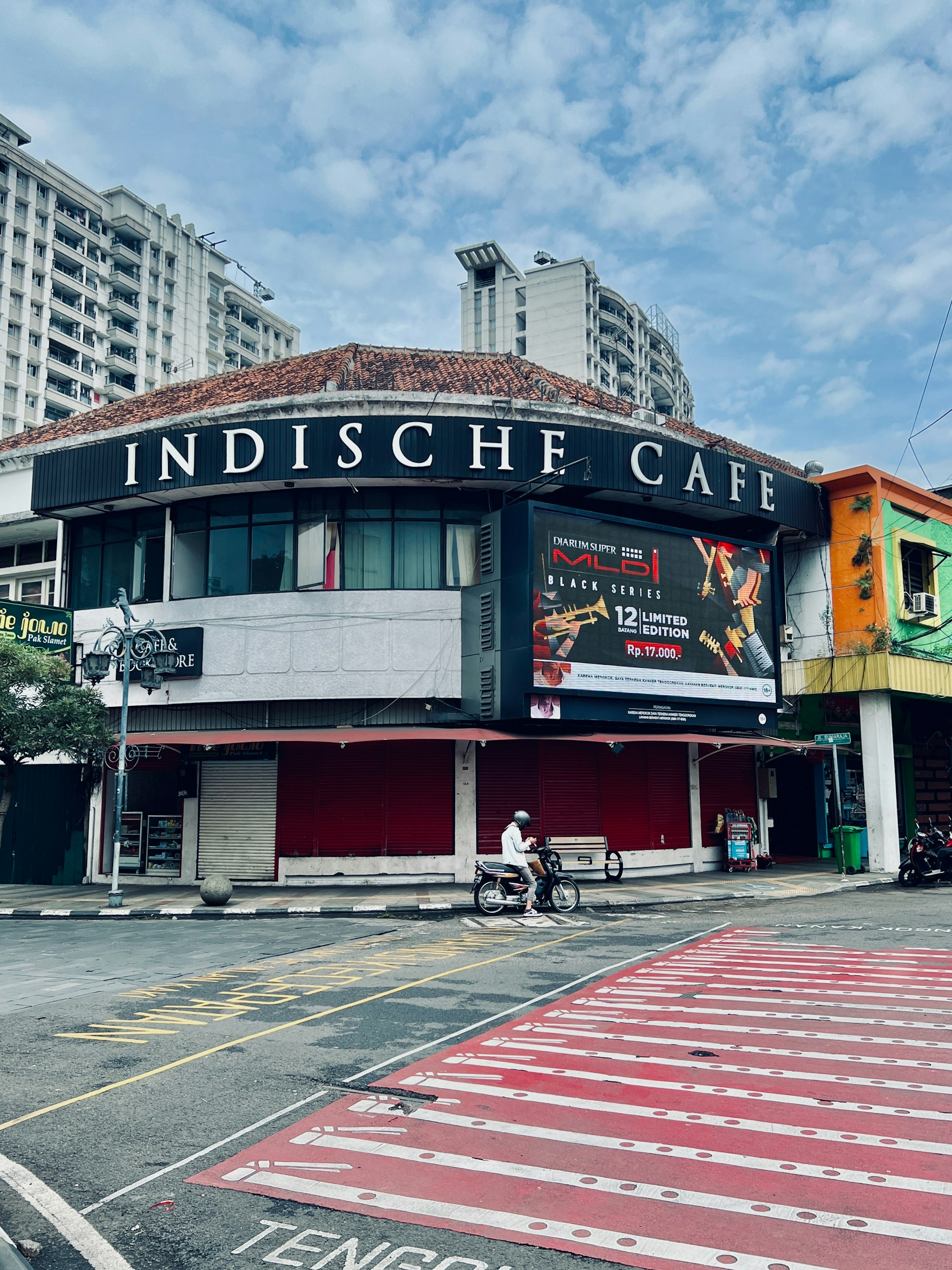 gray computer monitor