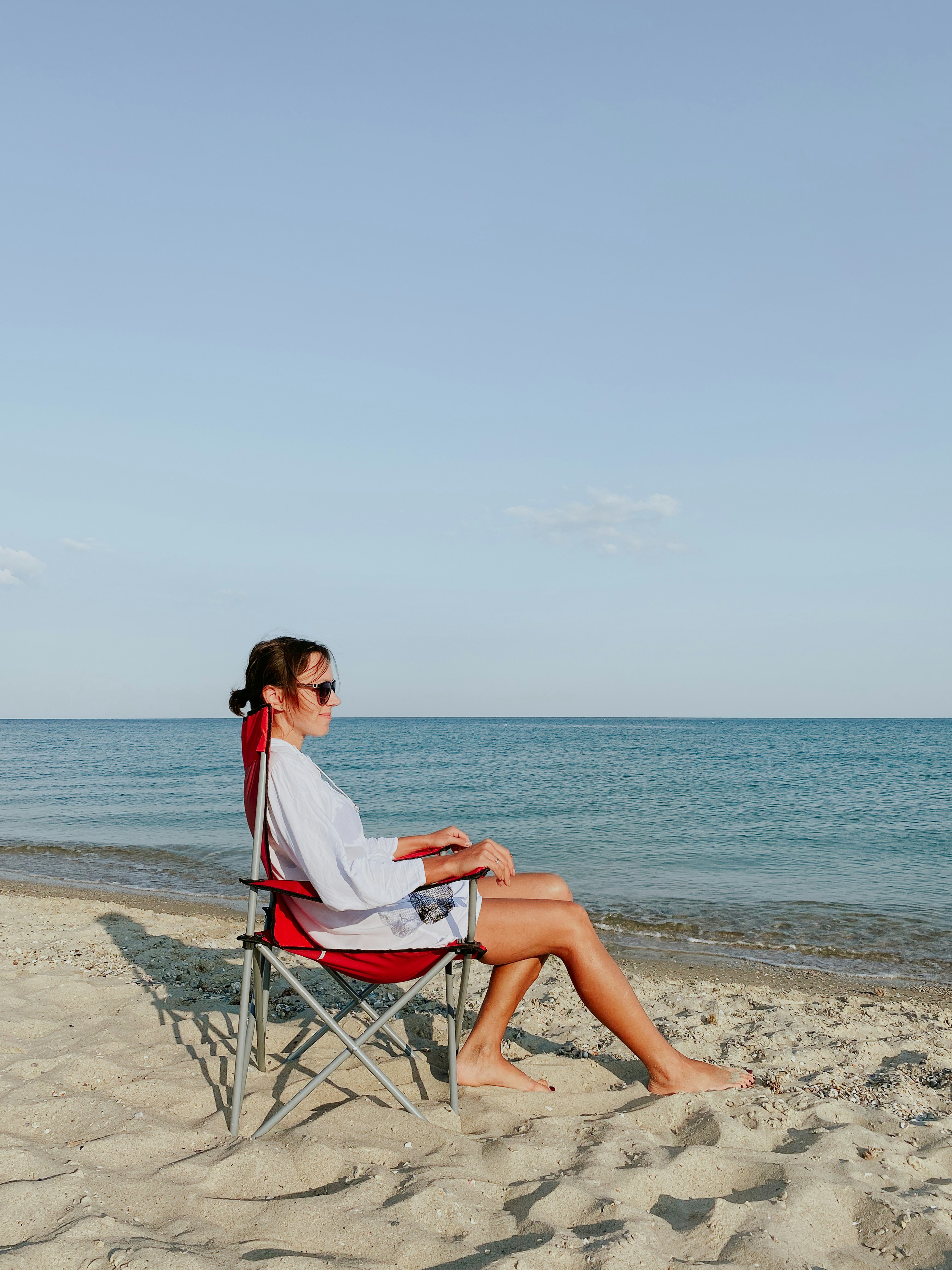 ビーチの椅子に座っている人