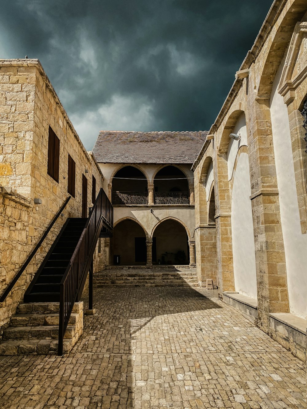 un bâtiment en pierre avec un escalier