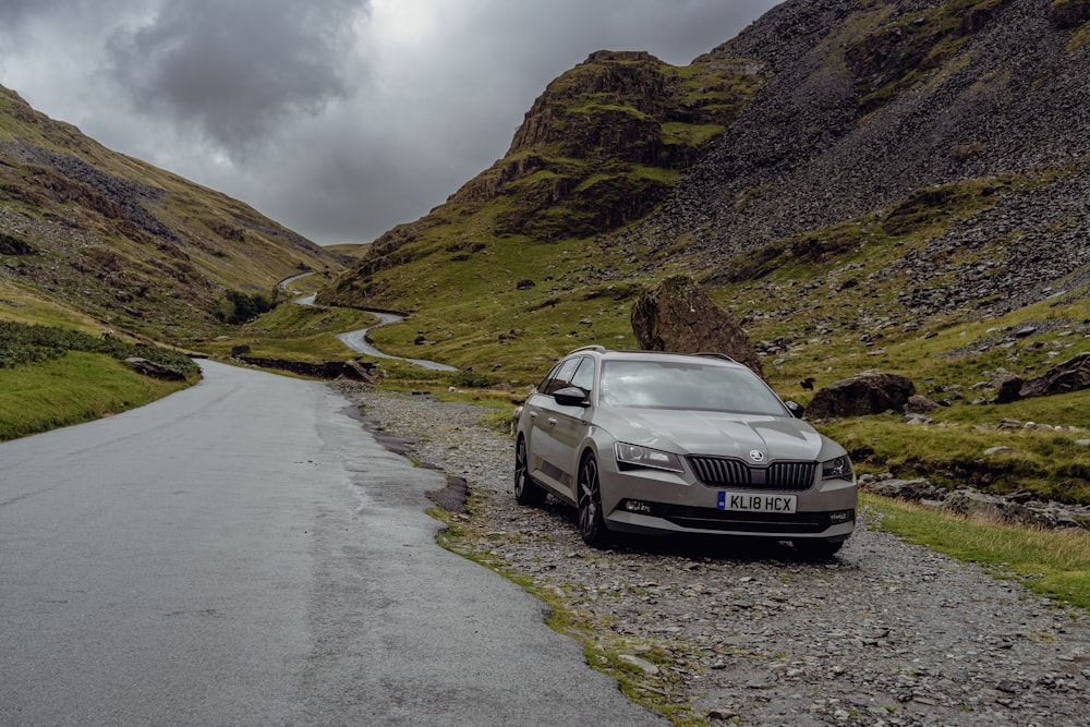 Un coche en una carretera en las montañas