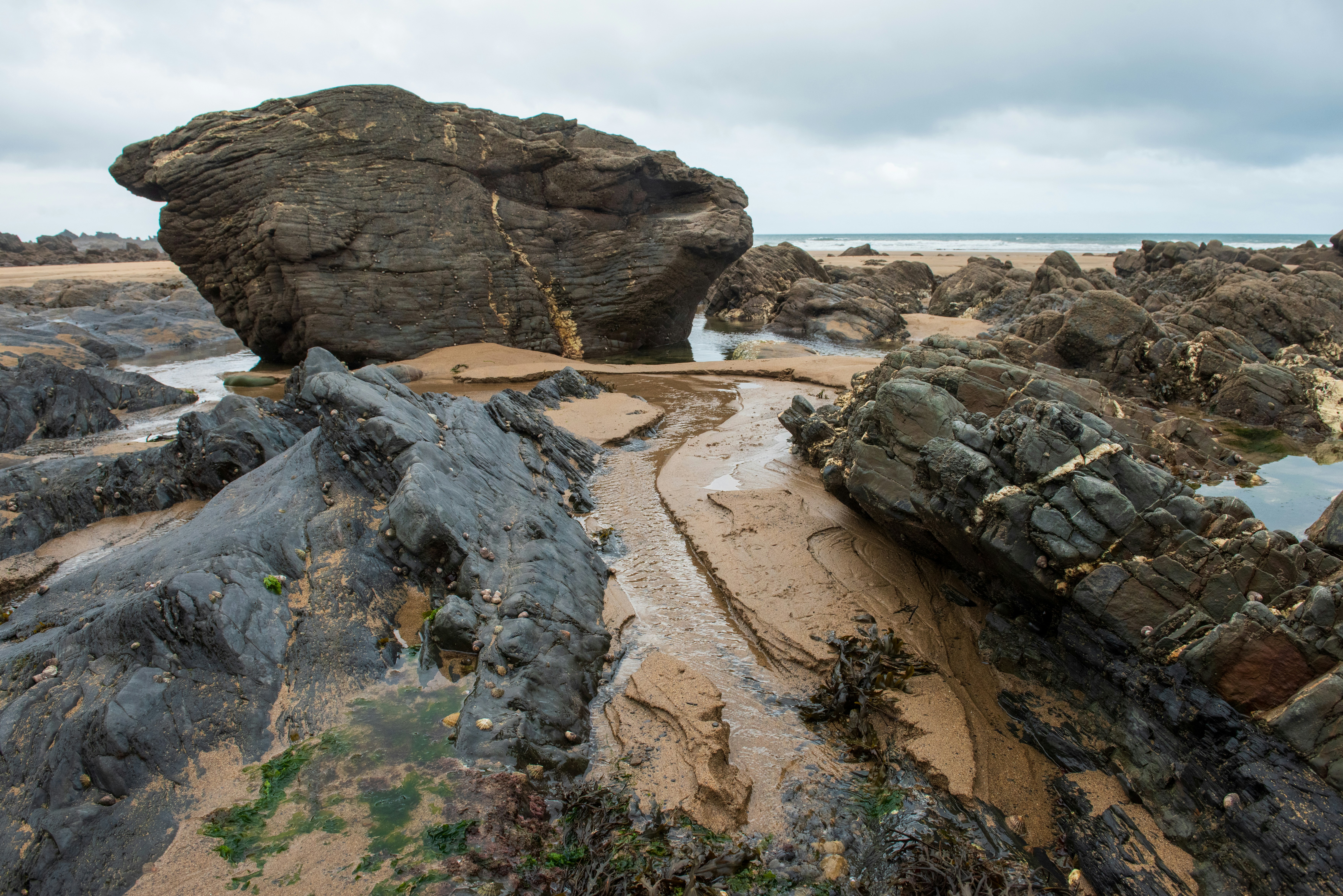 une plage rocheuse avec une grande formation rocheuse