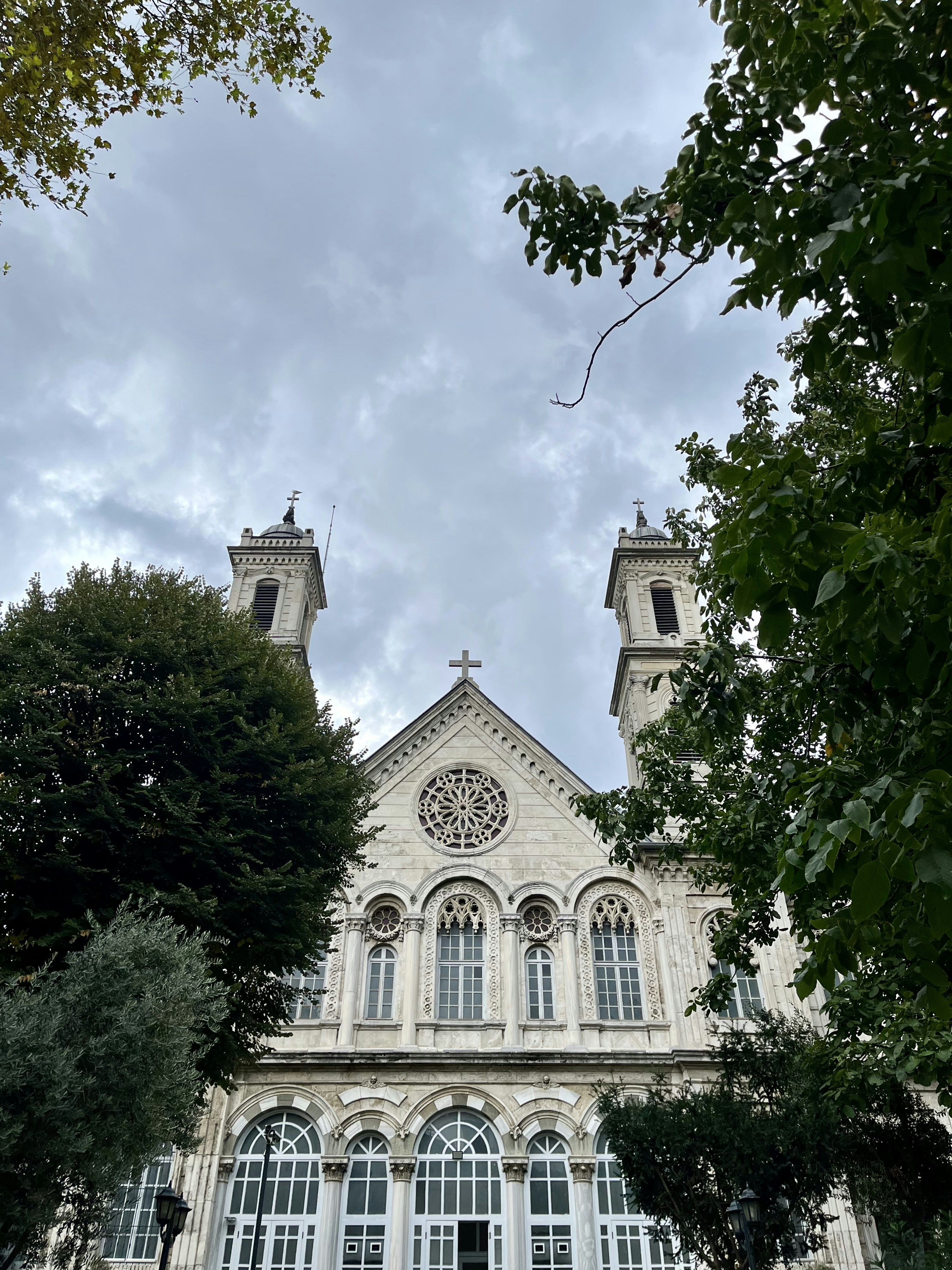 Sebuah gereja dengan menara jam