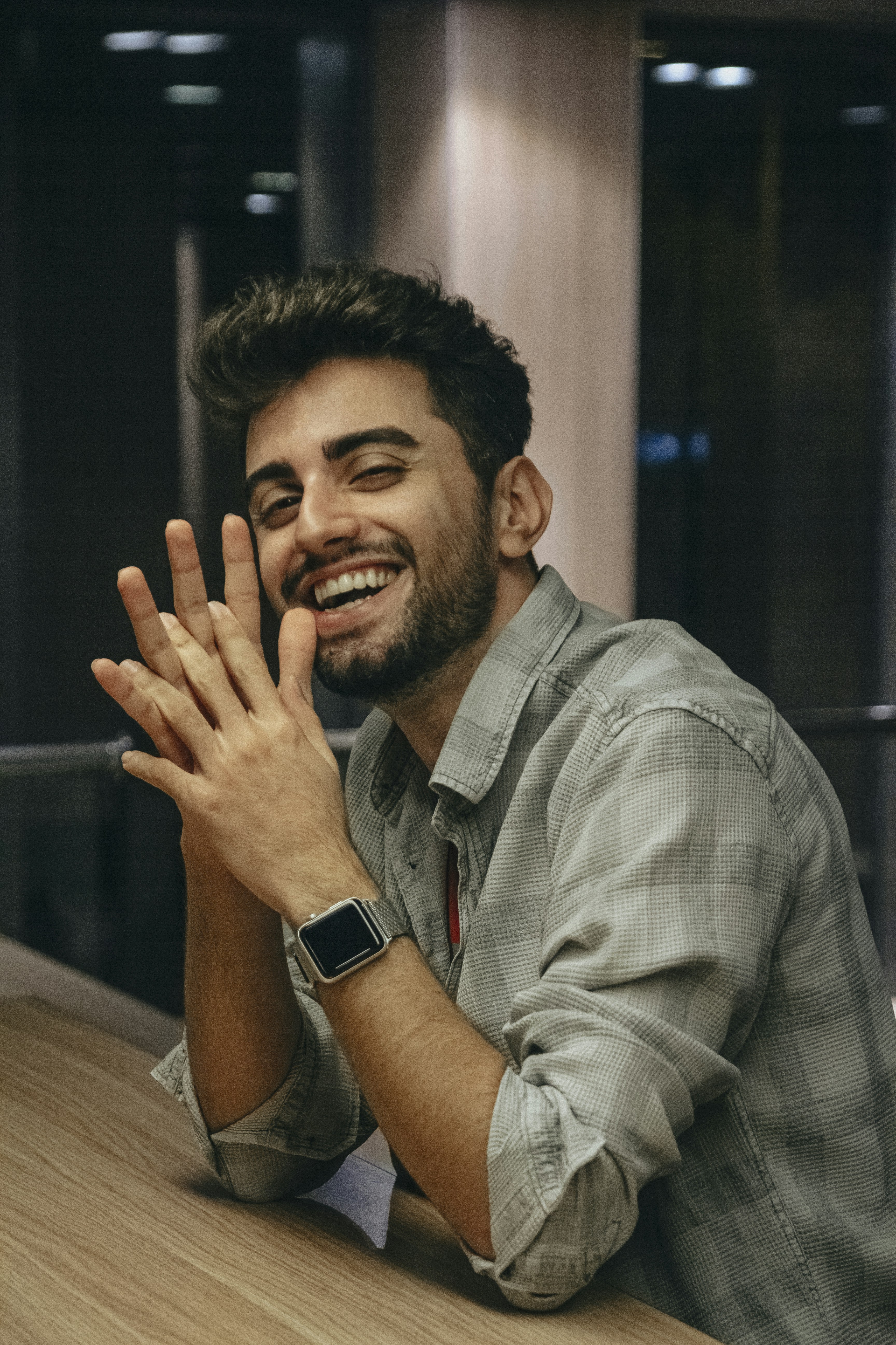 great photo recipe,how to photograph a man smiling and holding his hands up