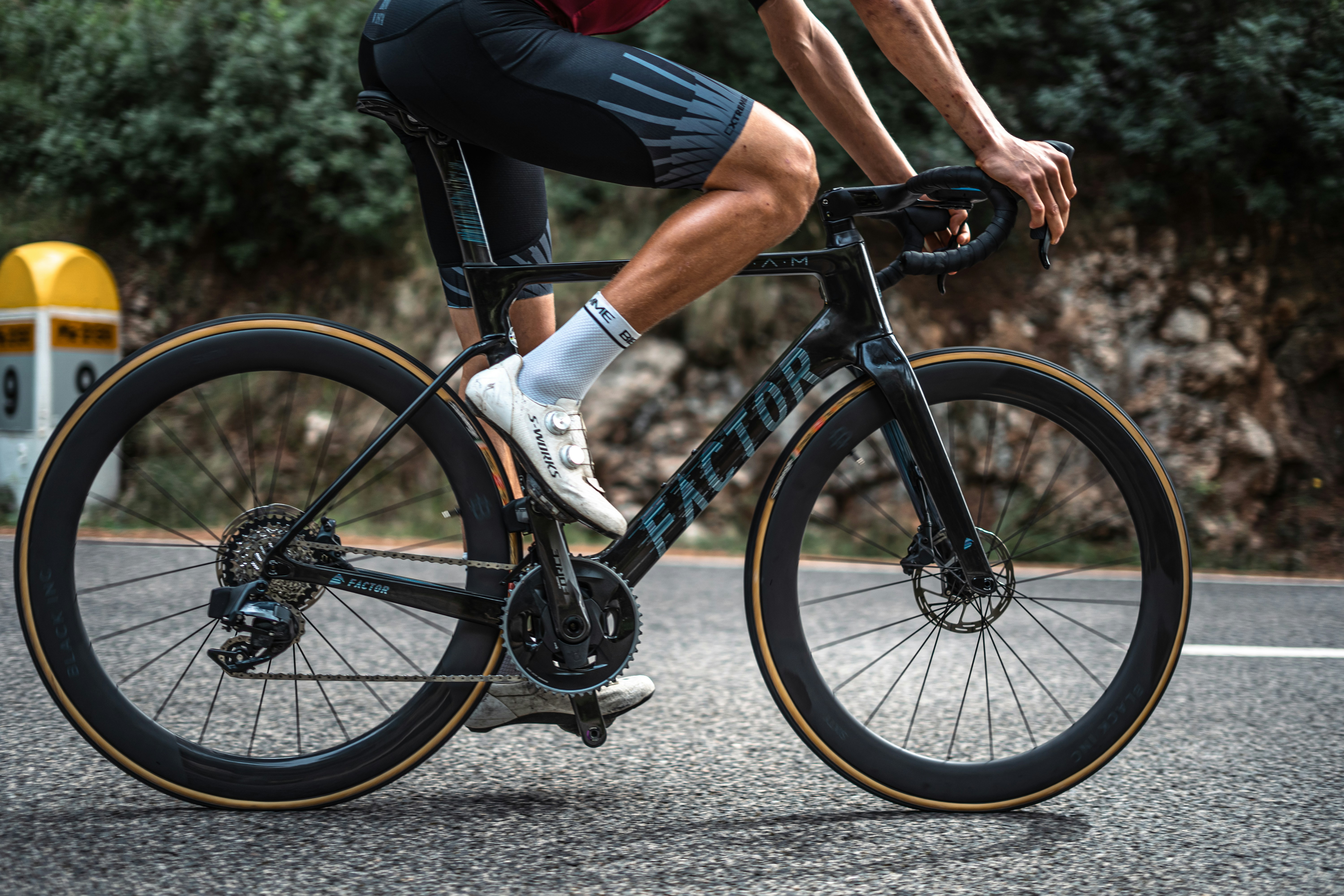 Un hombre montando en bicicleta