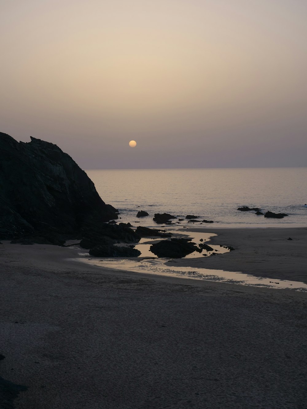 Une plage avec des rochers et de l’eau