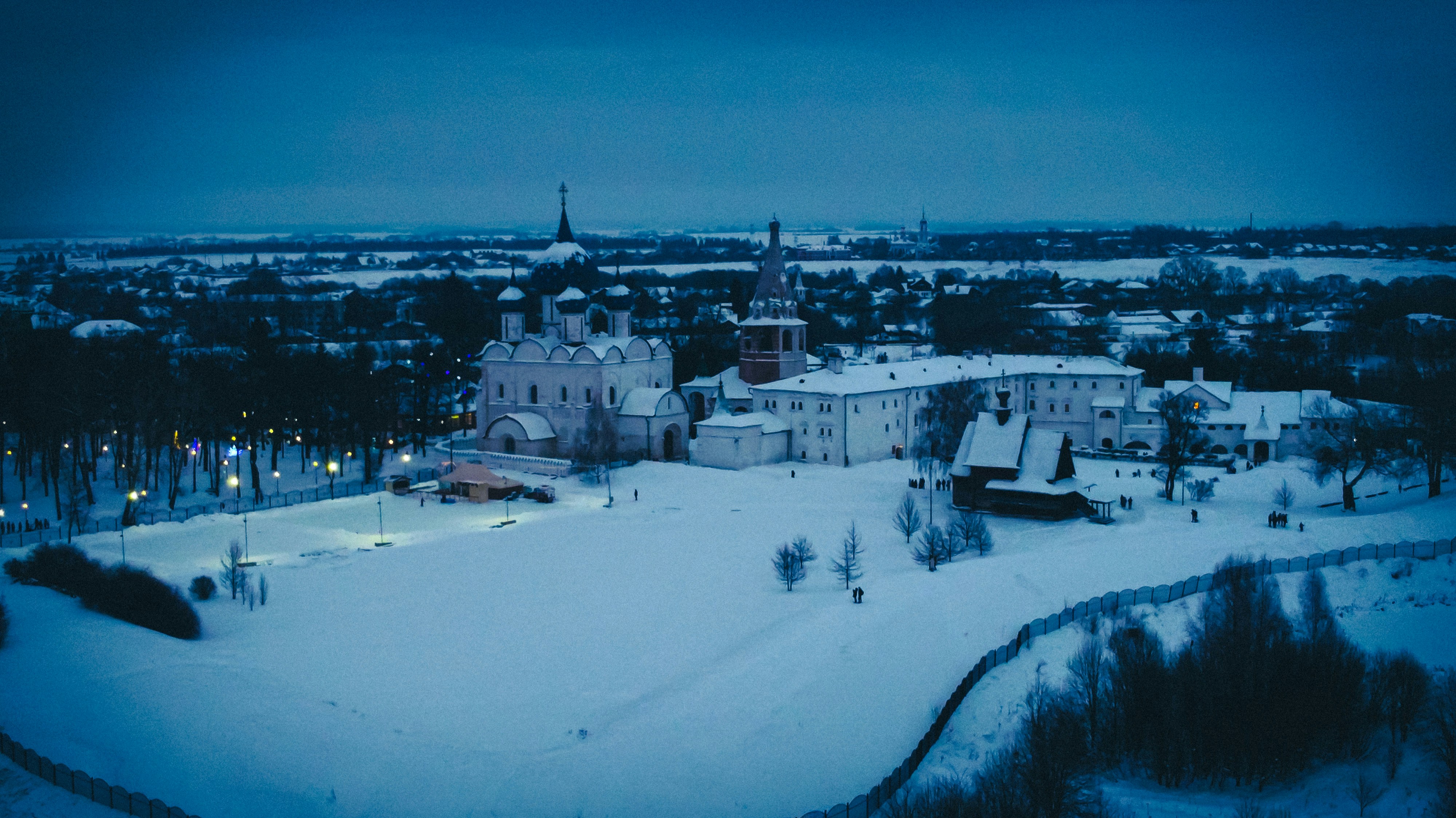 ein großes Gebäude mit einem Turm im Schnee