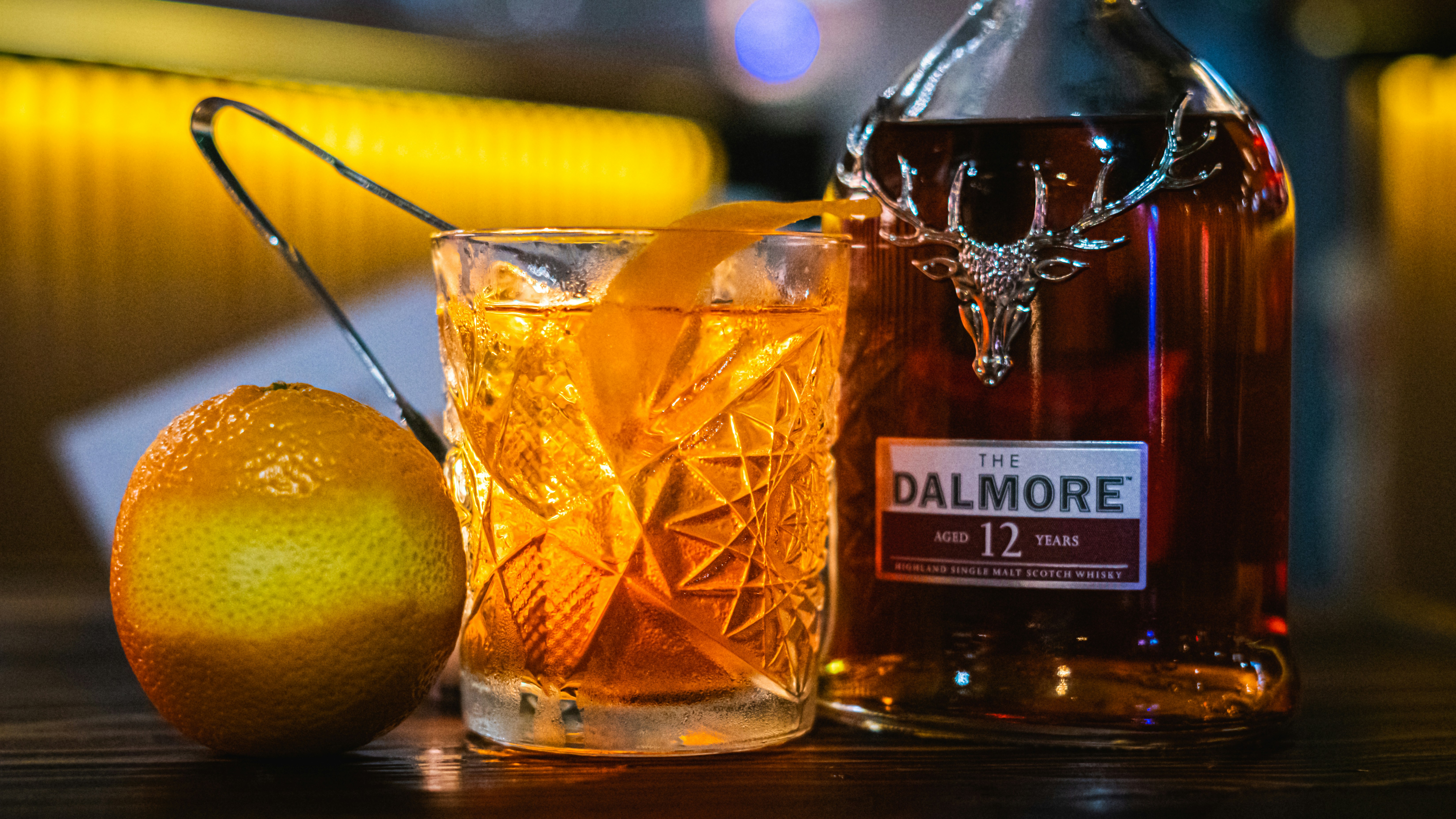 un verre d’alcool à côté d’un citron et d’un citron